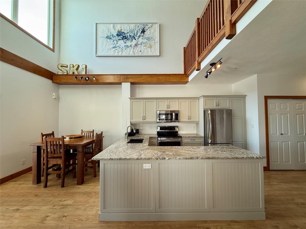 A6-1351 Gerry Sorensen Way, Kimberley, BC - Indoor Photo Showing Kitchen With Upgraded Kitchen