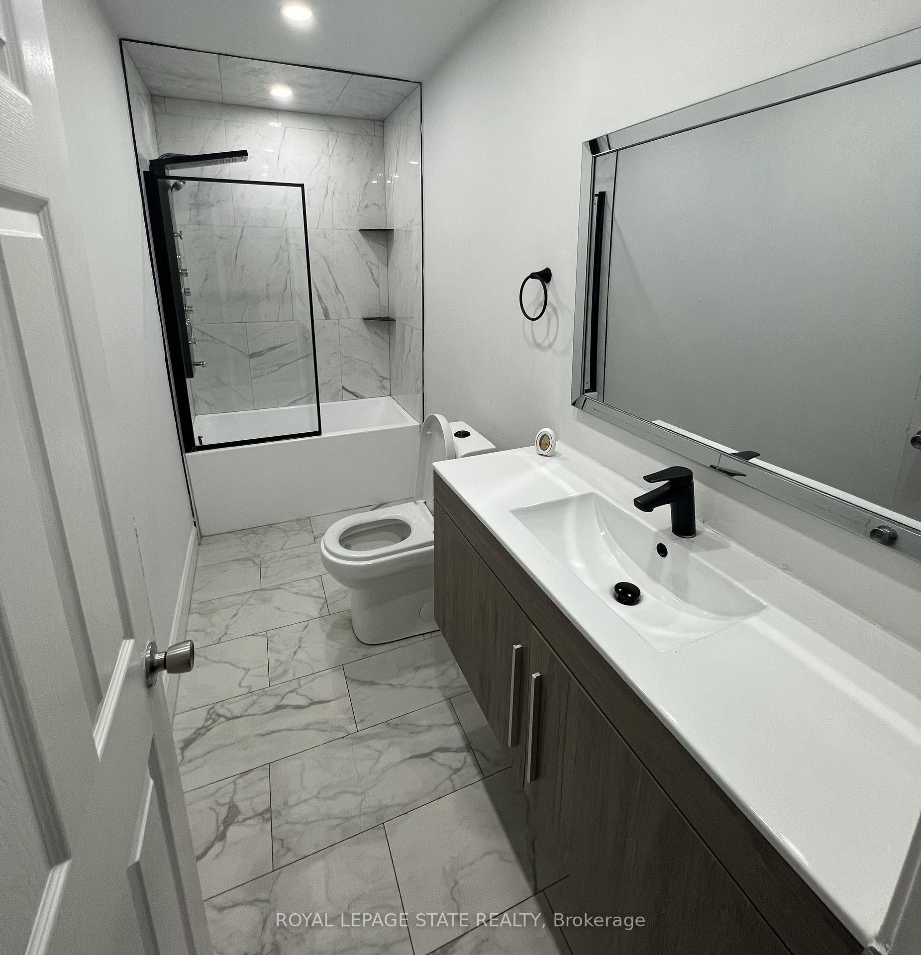 44 Madison Avenue, Hamilton, ON - Indoor Photo Showing Bathroom