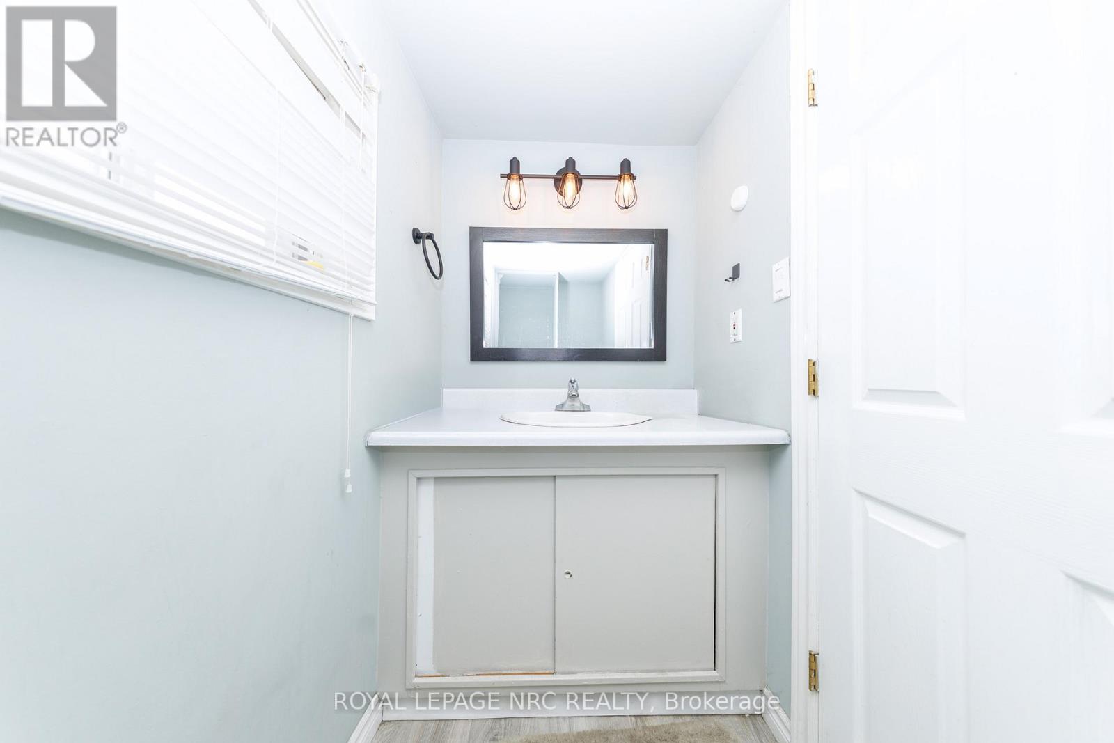 625 Lincoln Street, Welland (Lincoln/Crowland), ON - Indoor Photo Showing Bathroom