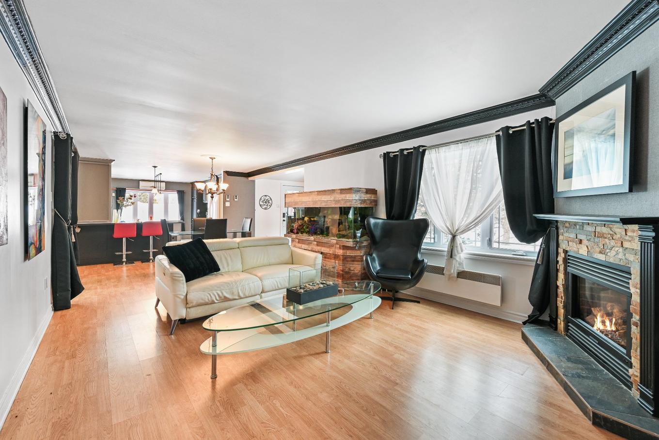 Salon - 132 Rue Lorraine, Saint-Jean-Sur-Richelieu, QC - Indoor Photo Showing Living Room With Fireplace