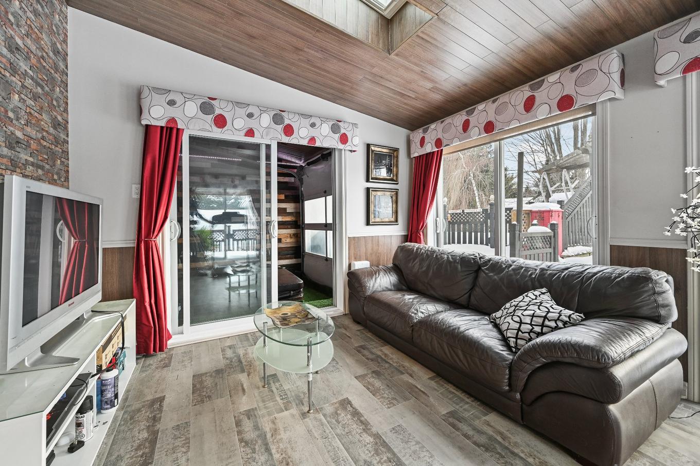 Véranda - 132 Rue Lorraine, Saint-Jean-Sur-Richelieu, QC - Indoor Photo Showing Living Room