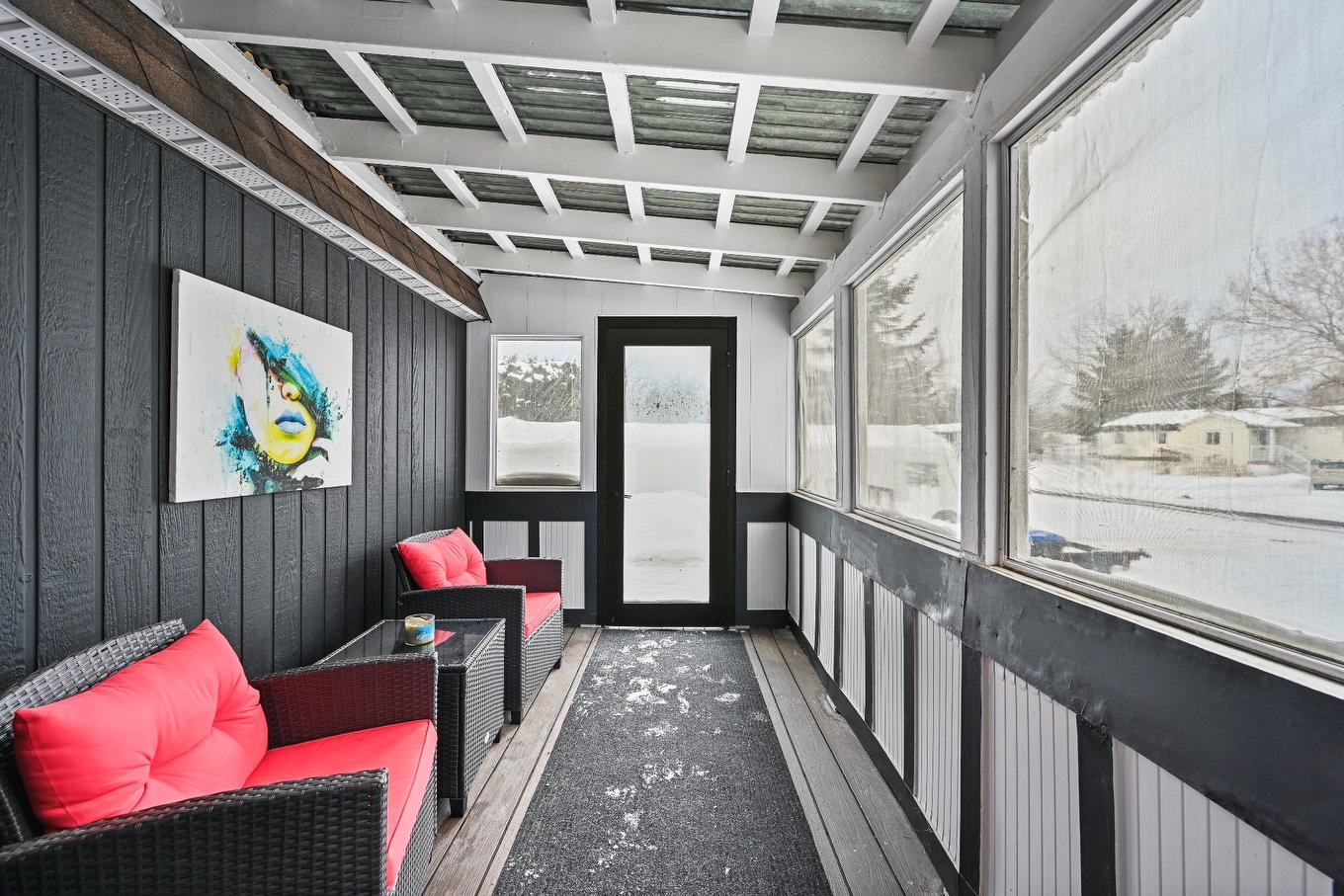 Véranda - 132 Rue Lorraine, Saint-Jean-Sur-Richelieu, QC - With Exterior