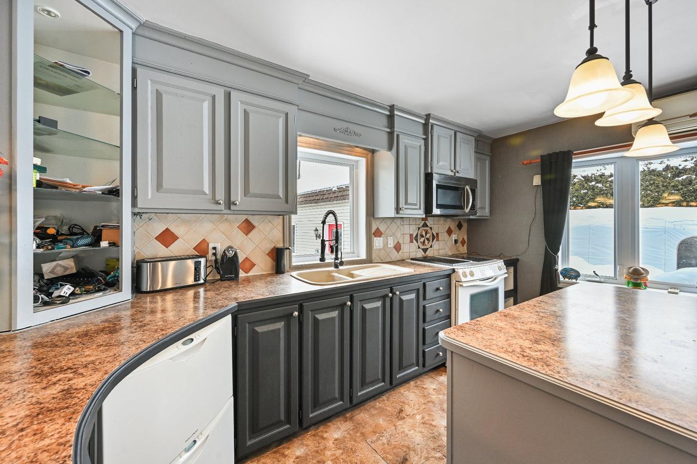 Cuisine - 132 Rue Lorraine, Saint-Jean-Sur-Richelieu, QC - Indoor Photo Showing Kitchen With Double Sink
