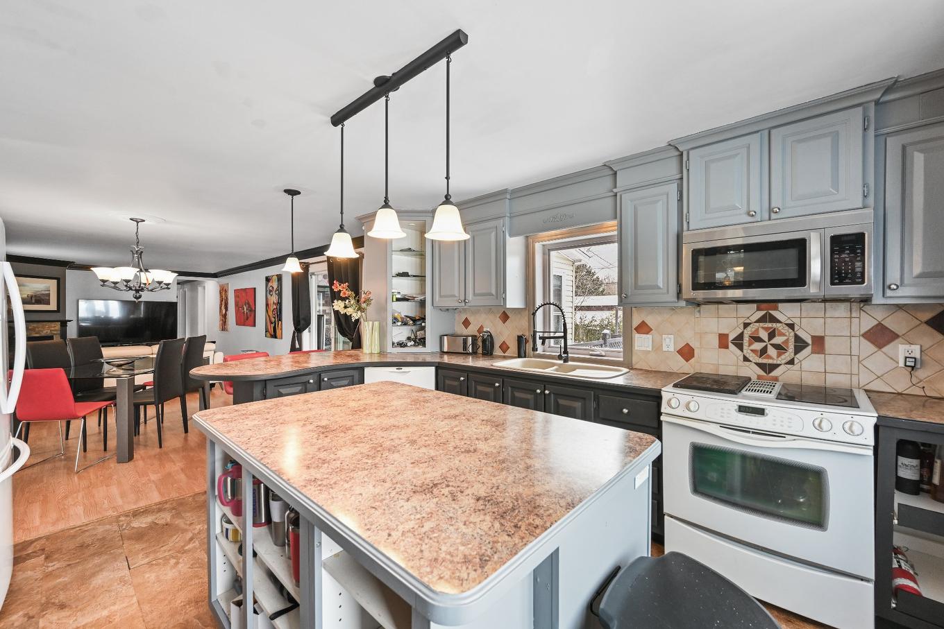Cuisine - 132 Rue Lorraine, Saint-Jean-Sur-Richelieu, QC - Indoor Photo Showing Kitchen With Double Sink