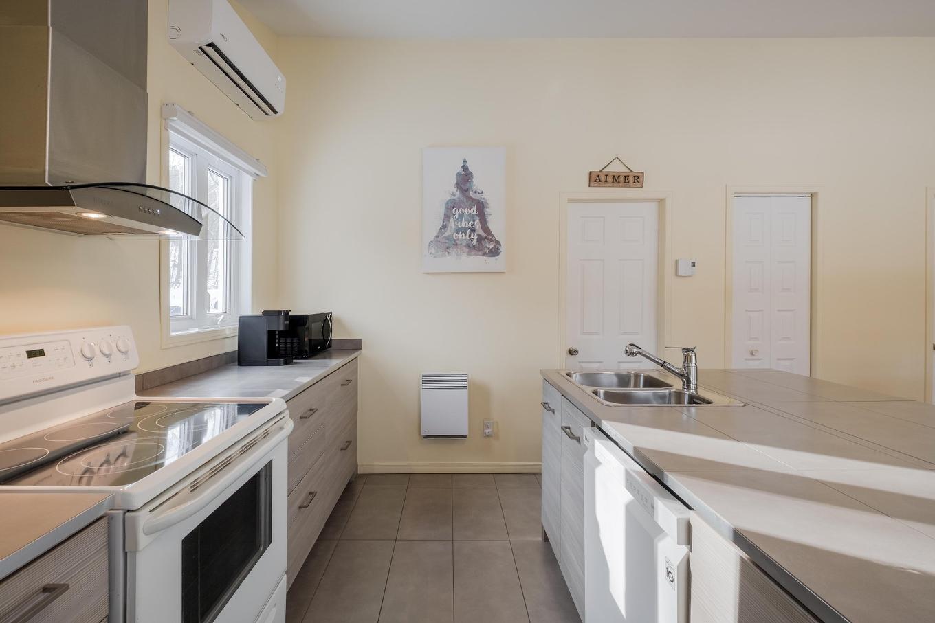 Cuisine - 6970 Rue Émery-Fontaine, Sherbrooke (Brompton/Rock Forest/Saint-Élie/Deauville), QC - Indoor Photo Showing Kitchen With Double Sink
