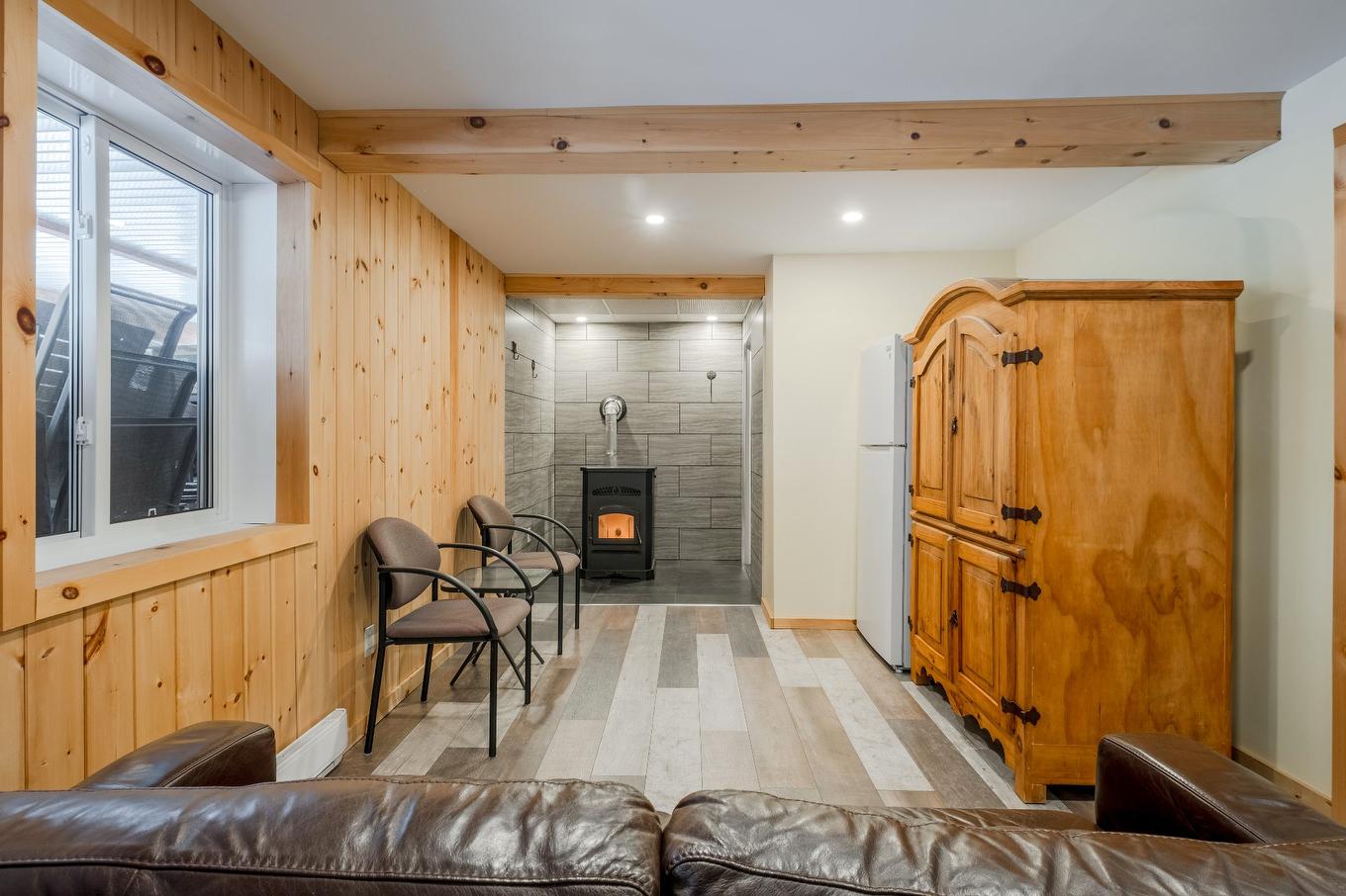 Salle familiale - 6970 Rue Émery-Fontaine, Sherbrooke (Brompton/Rock Forest/Saint-Élie/Deauville), QC - Indoor With Fireplace