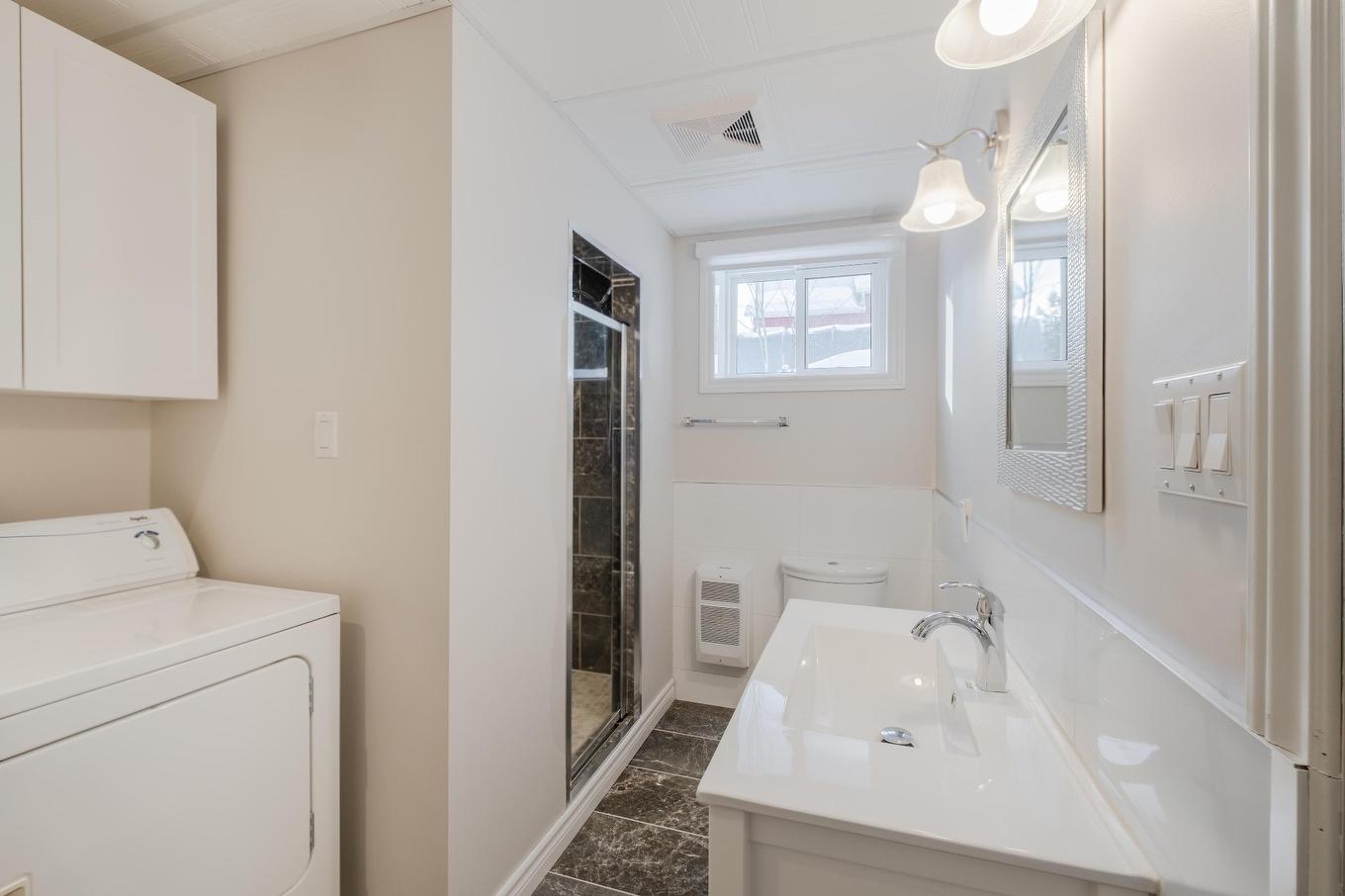 Salle de bains - 6970 Rue Émery-Fontaine, Sherbrooke (Brompton/Rock Forest/Saint-Élie/Deauville), QC - Indoor Photo Showing Laundry Room