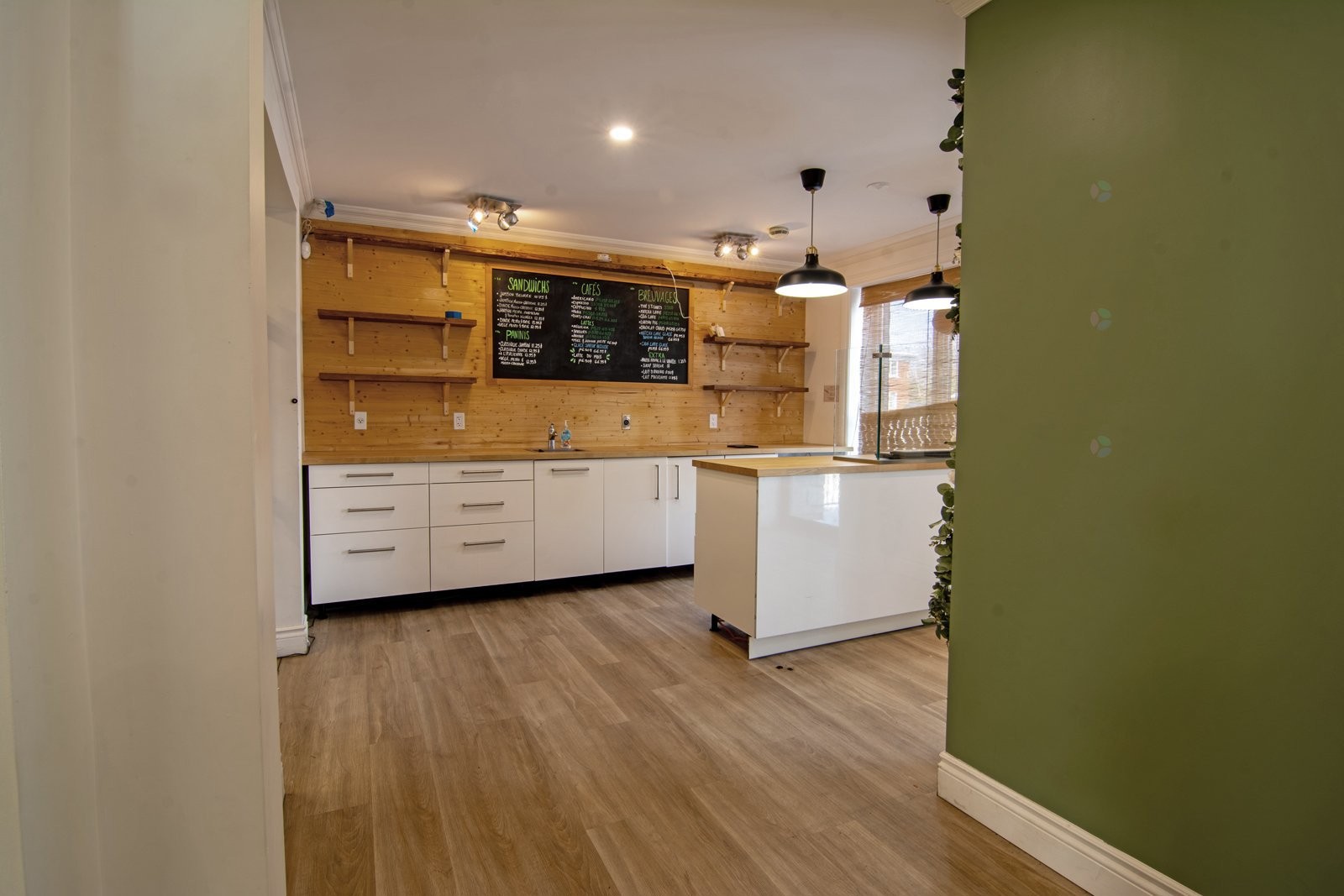 Commerce - 640 Rue Bernard-Pilon, Mcmasterville, QC - Indoor Photo Showing Kitchen