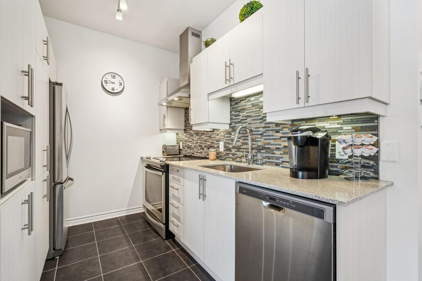 Cuisine - 102-8155 Boul. Leduc, Brossard, QC - Indoor Photo Showing Kitchen With Upgraded Kitchen