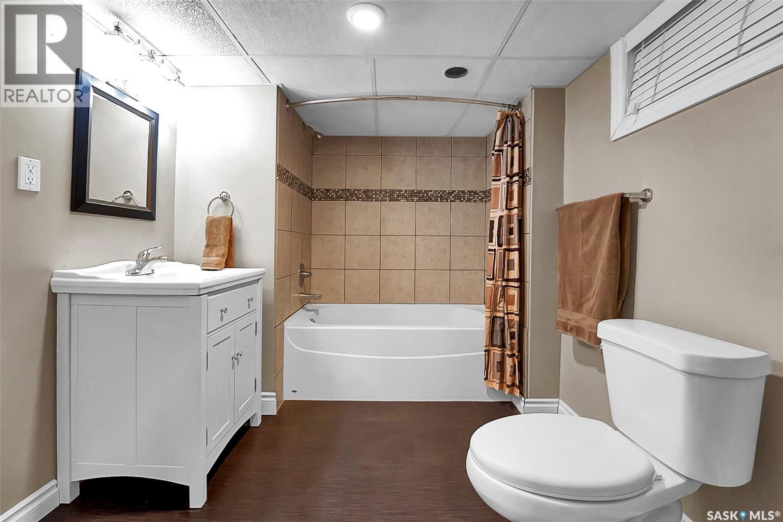 207 5Th Avenue E, Biggar, SK - Indoor Photo Showing Bathroom