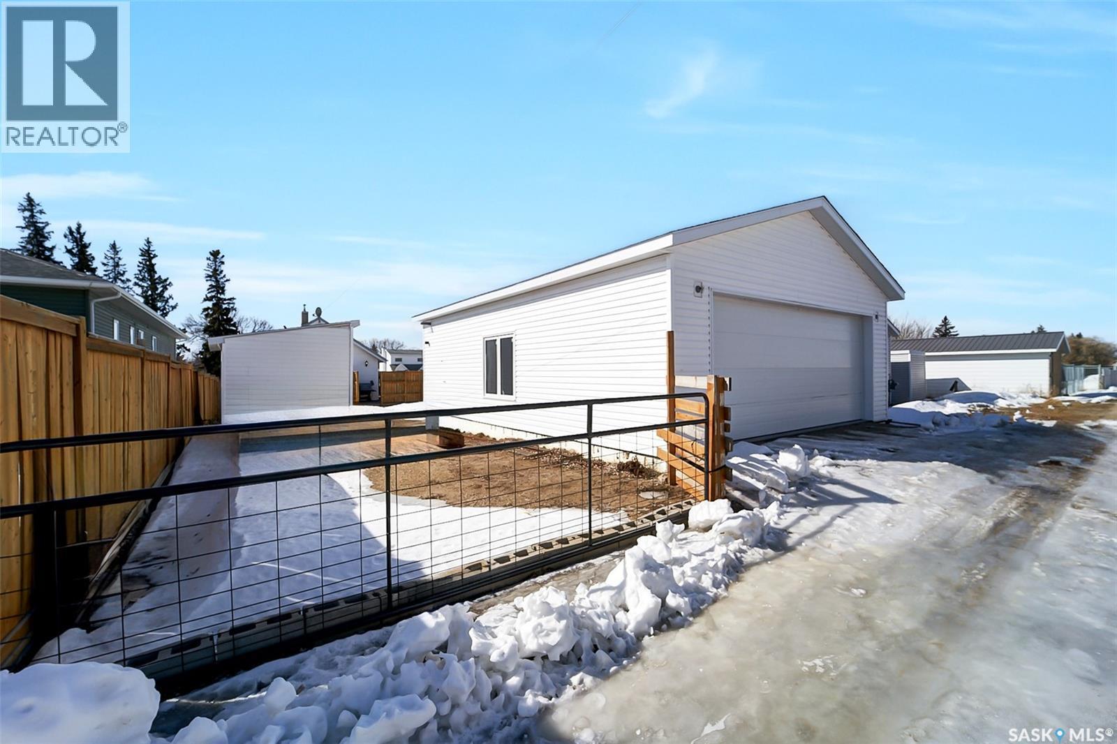 207 5Th Avenue E, Biggar, SK - Outdoor With Exterior