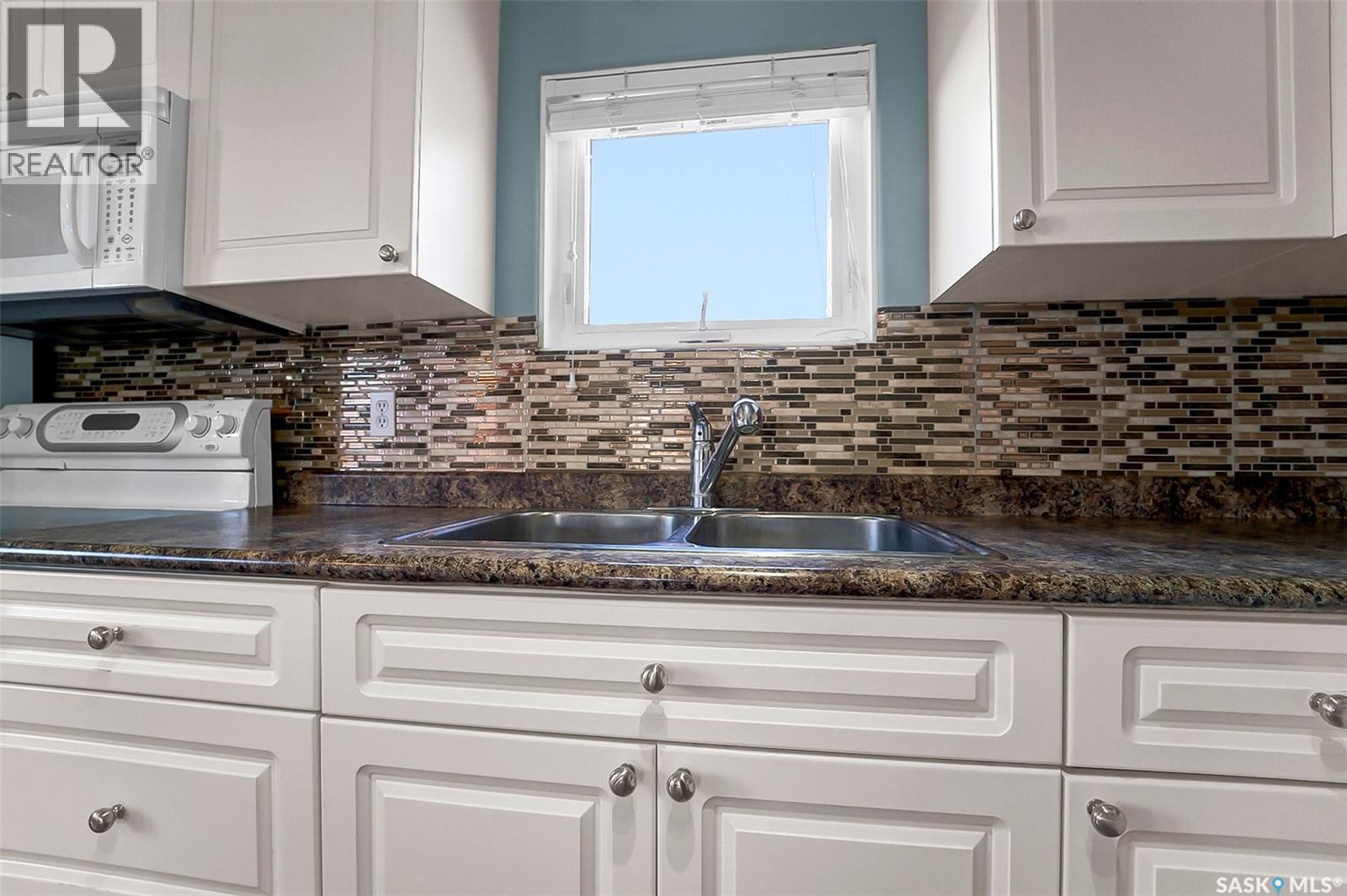 207 5Th Avenue E, Biggar, SK - Indoor Photo Showing Kitchen With Double Sink