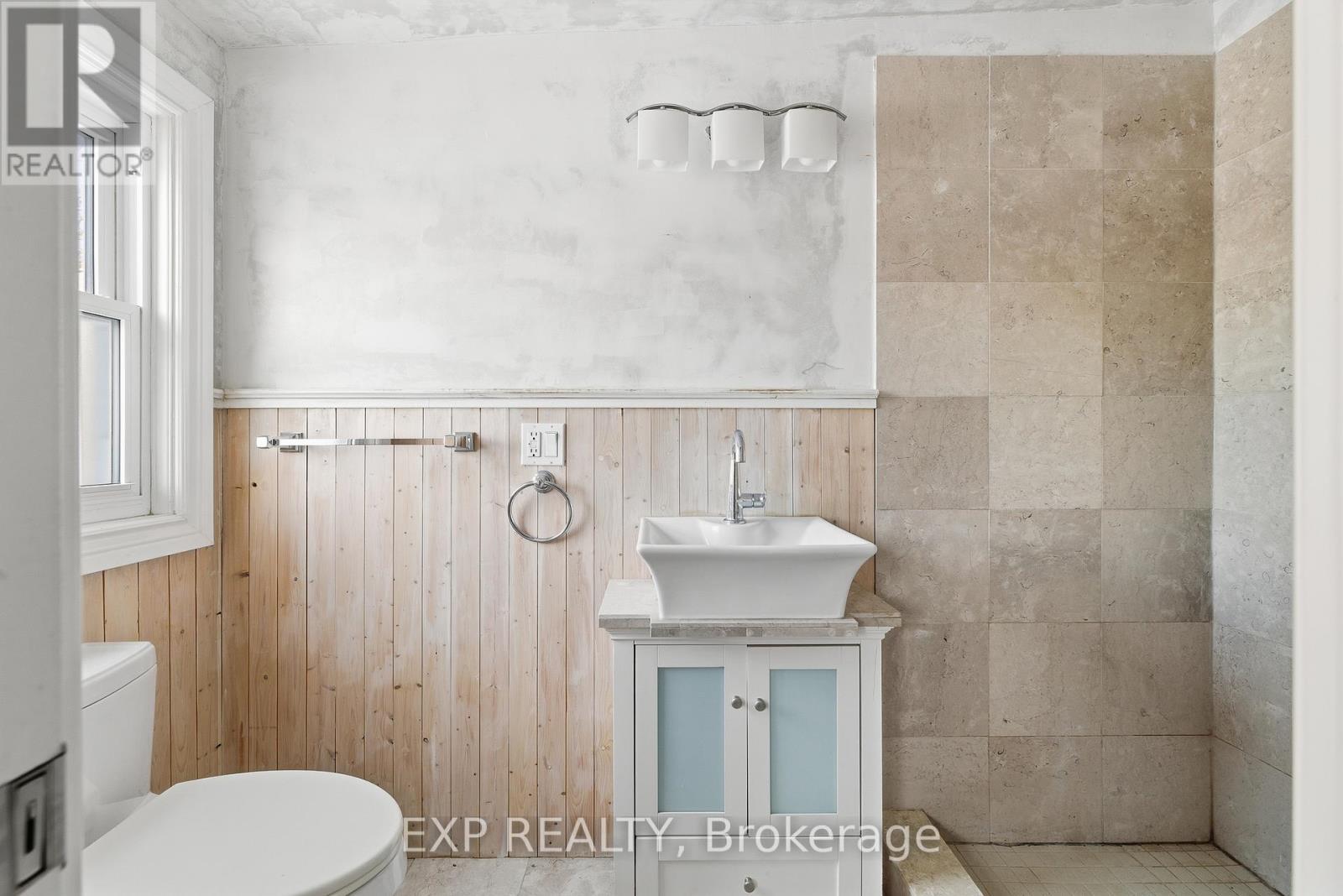 14 Athlone Road, Cambridge, ON - Indoor Photo Showing Bathroom