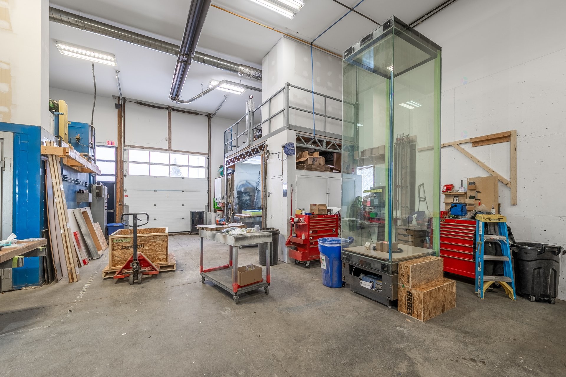 Entrepôt - 660 Rue De L'Argon, Québec (Charlesbourg), QC - Indoor Photo Showing Garage