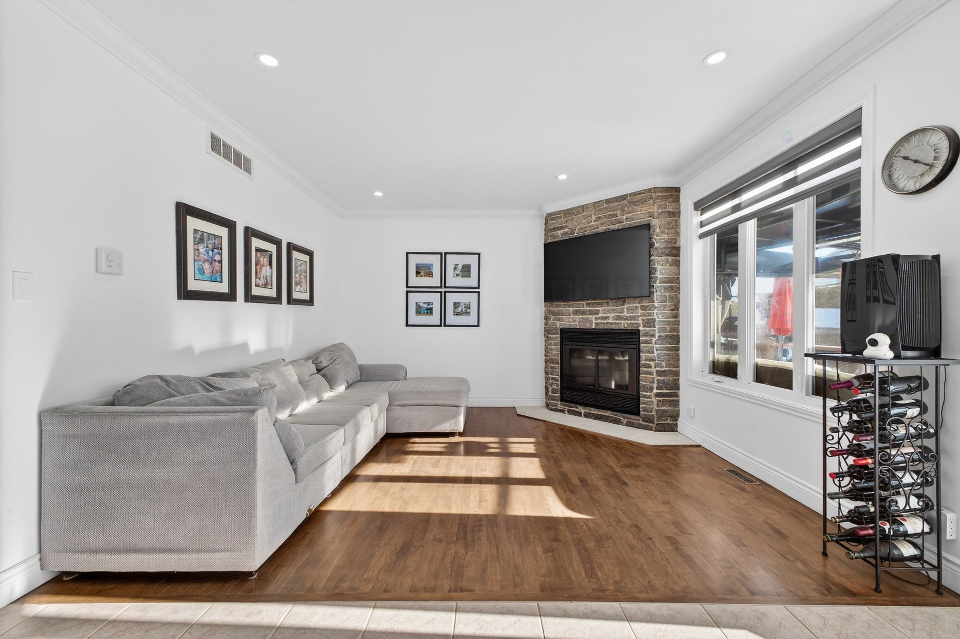 Salon - 107 Rue Thibert, Saint-Constant, QC - Indoor Photo Showing Living Room With Fireplace