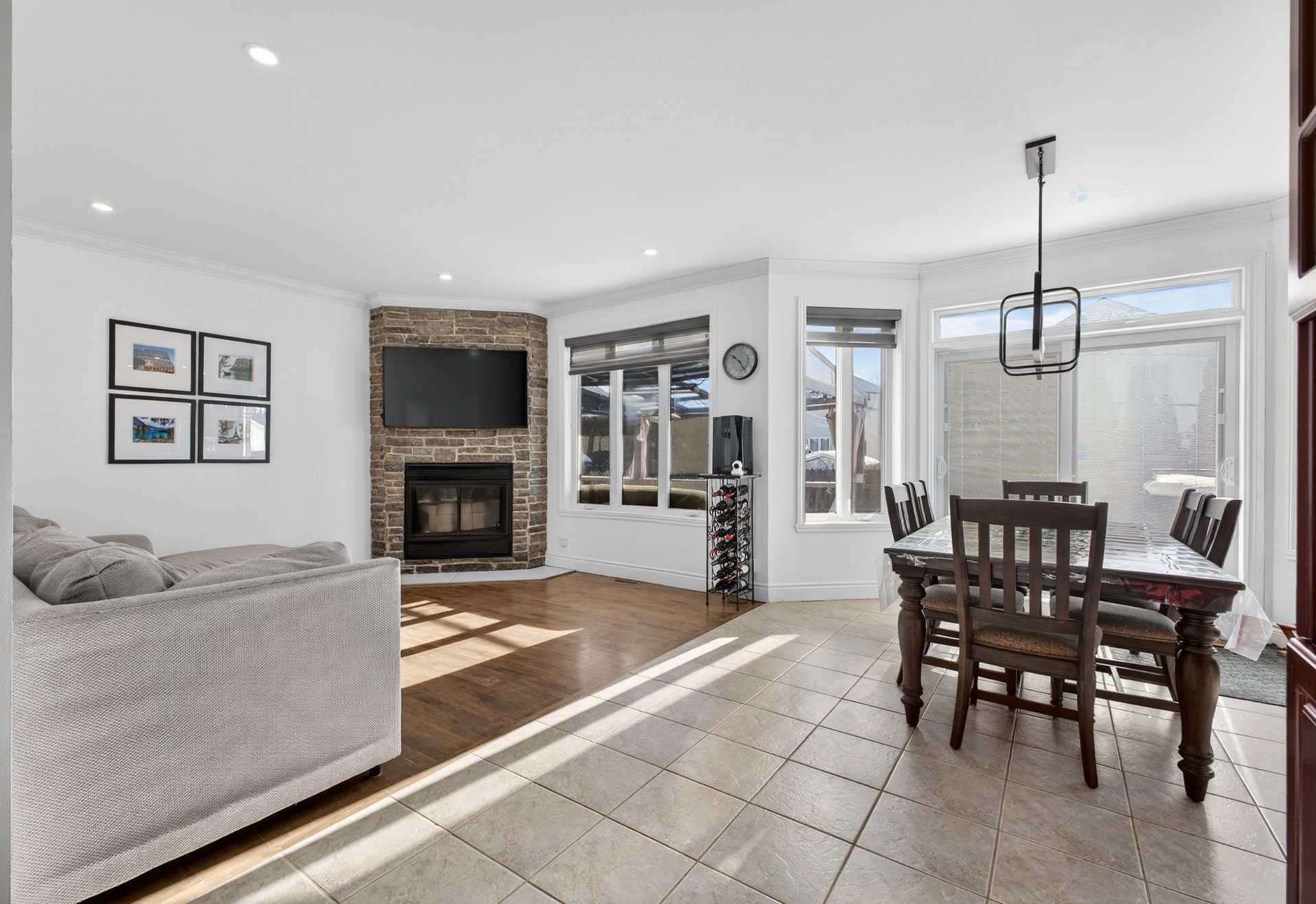 Salon - 107 Rue Thibert, Saint-Constant, QC - Indoor With Fireplace