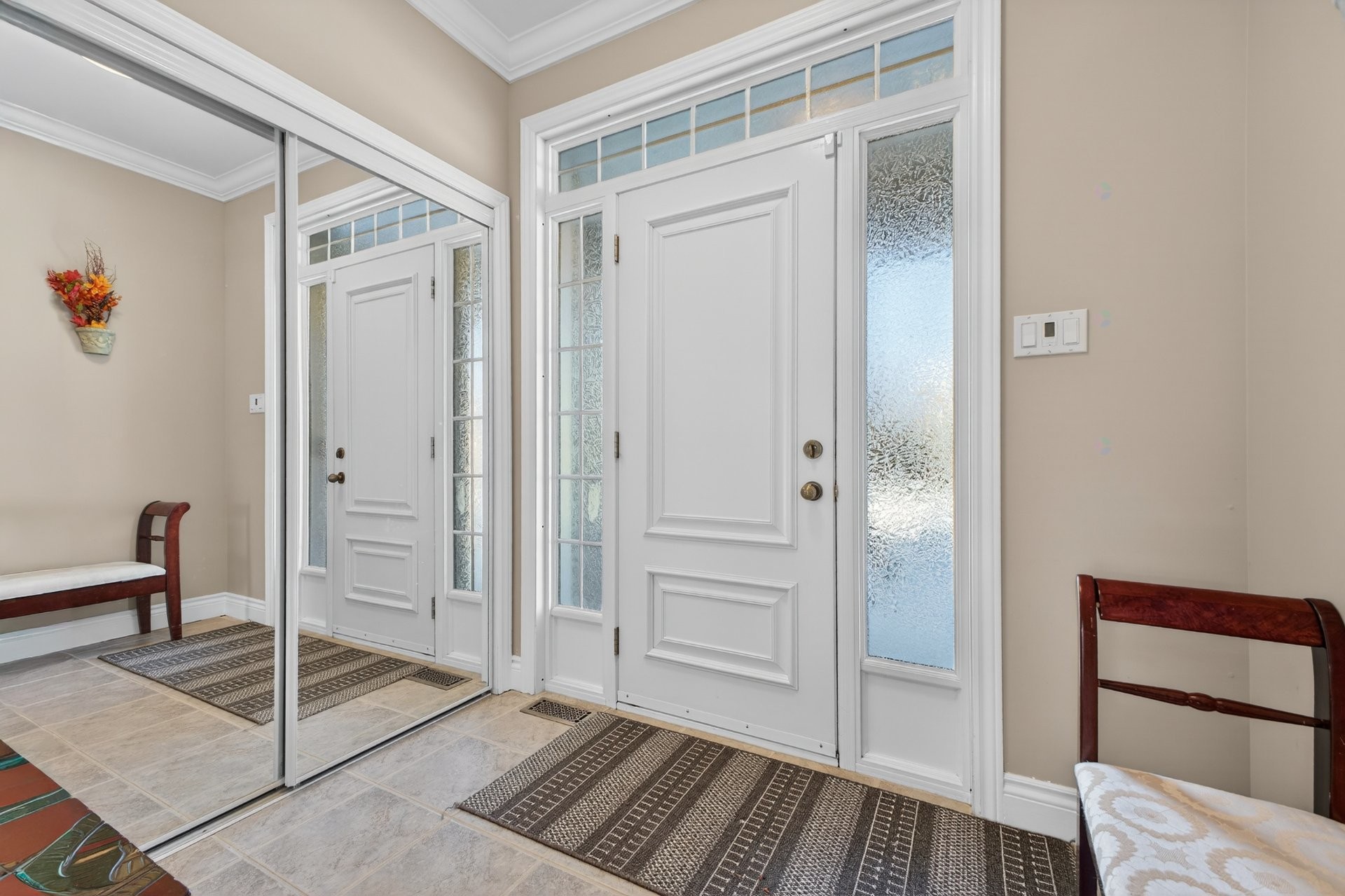 Hall d'entrée/Vestibule - 107 Rue Thibert, Saint-Constant, QC - Indoor Photo Showing Other Room