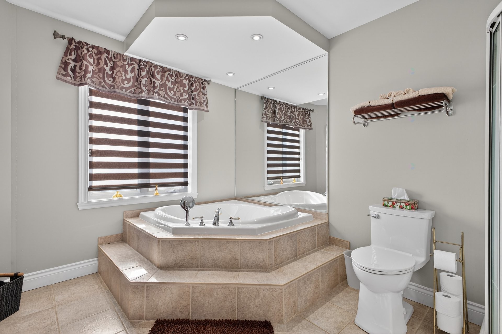 Salle de bains attenante à la CCP - 107 Rue Thibert, Saint-Constant, QC - Indoor Photo Showing Bathroom