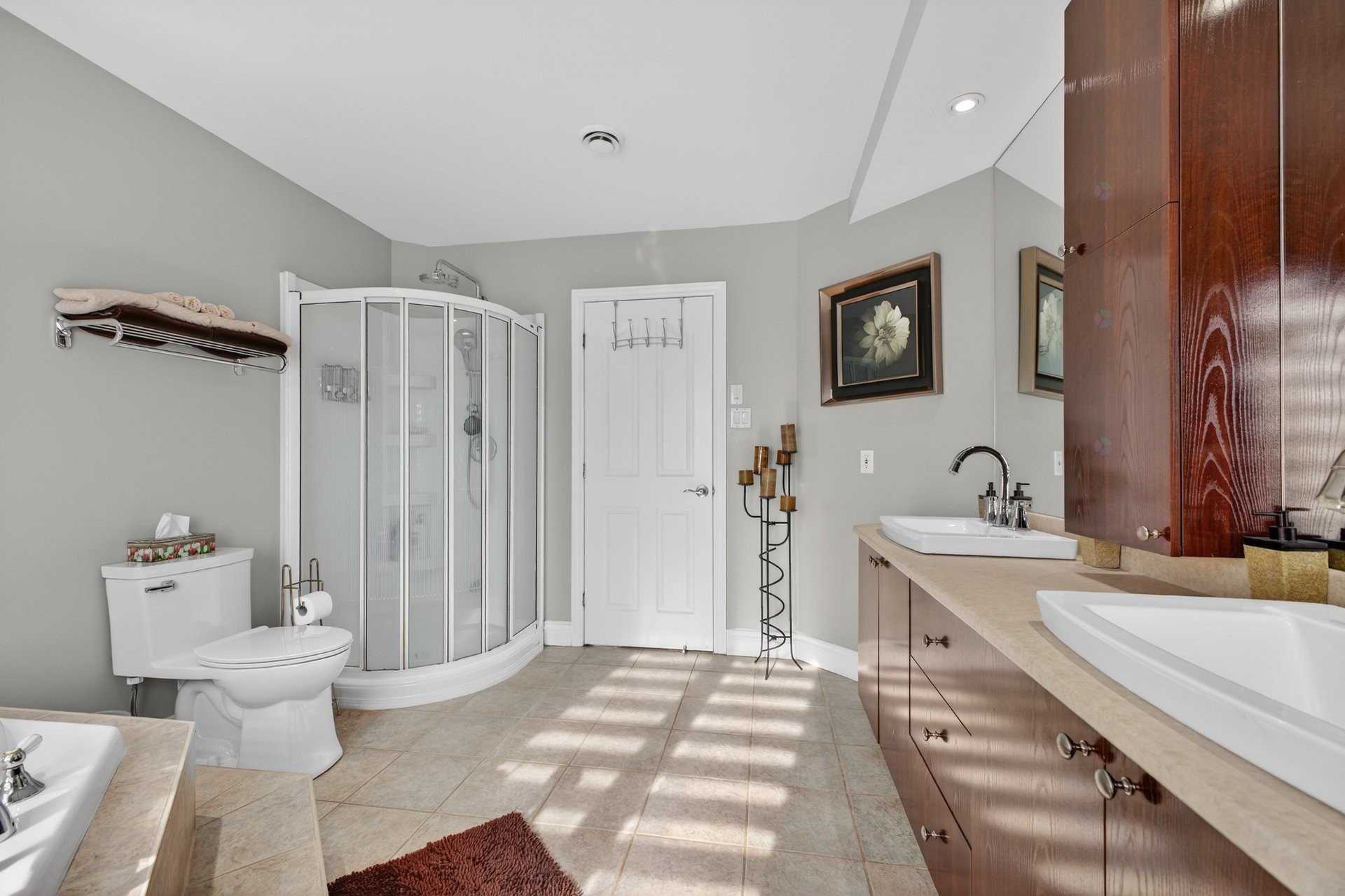 Salle de bains attenante à la CCP - 107 Rue Thibert, Saint-Constant, QC - Indoor Photo Showing Bathroom