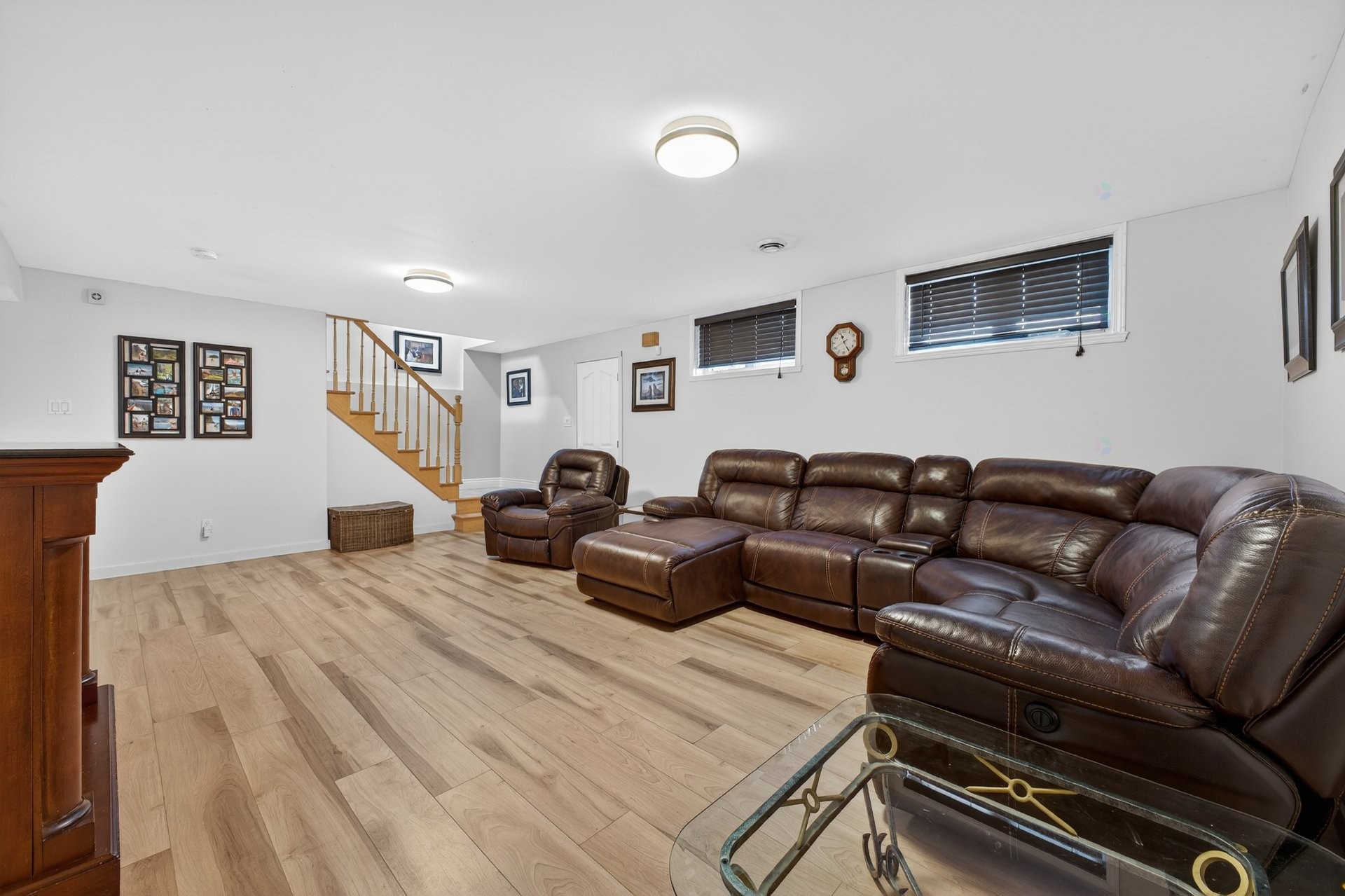 Salon - 107 Rue Thibert, Saint-Constant, QC - Indoor