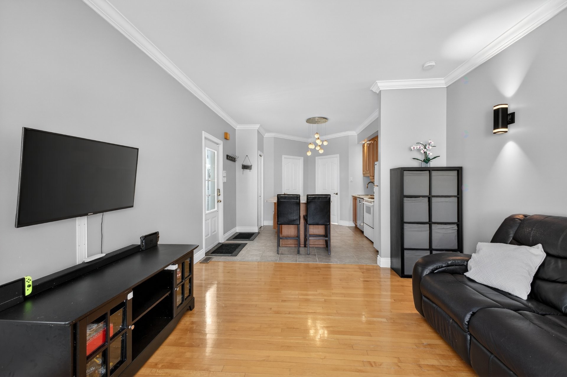 Salon - 107 Rue Thibert, Saint-Constant, QC - Indoor