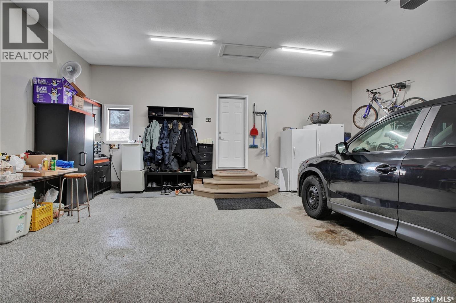 910 Roth Terrace, Rosthern, SK - Indoor Photo Showing Garage