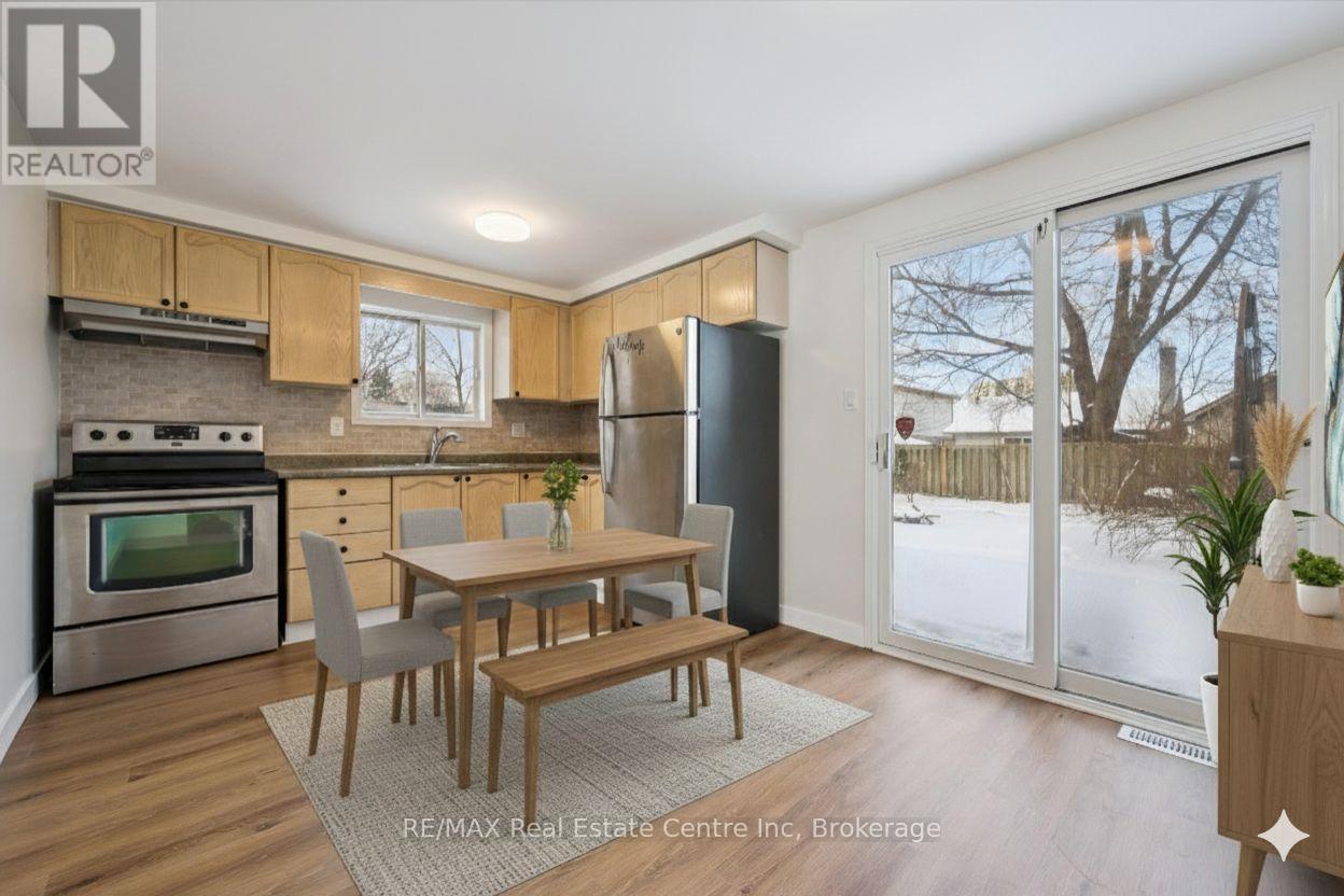 896 Elgin Street N, Cambridge, ON - Indoor Photo Showing Kitchen