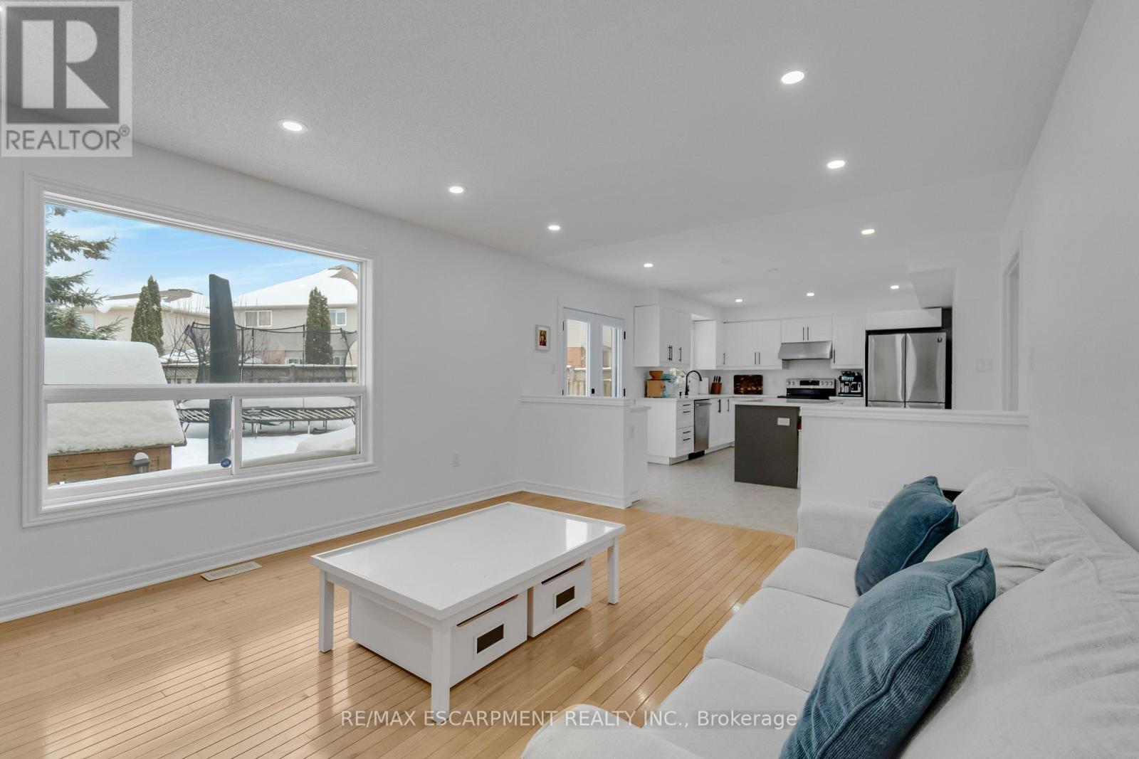 191 Hawkswood Trail, Hamilton, ON - Indoor Photo Showing Living Room
