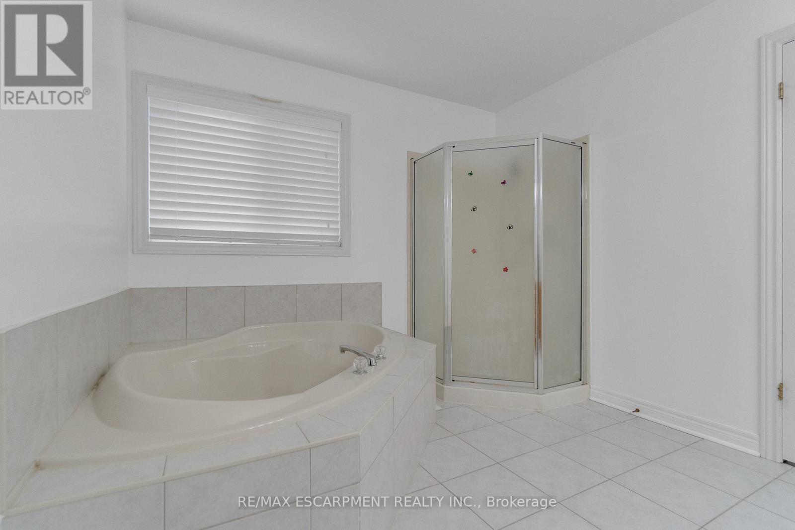 191 Hawkswood Trail, Hamilton, ON - Indoor Photo Showing Bathroom
