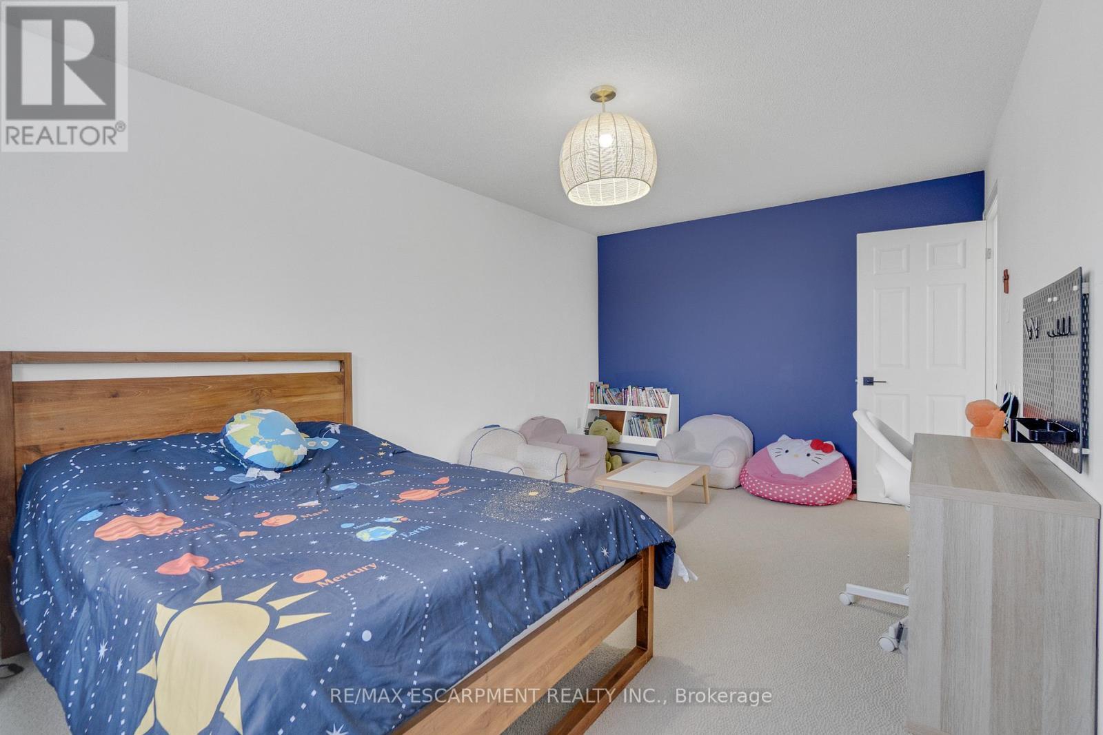 191 Hawkswood Trail, Hamilton, ON - Indoor Photo Showing Bedroom