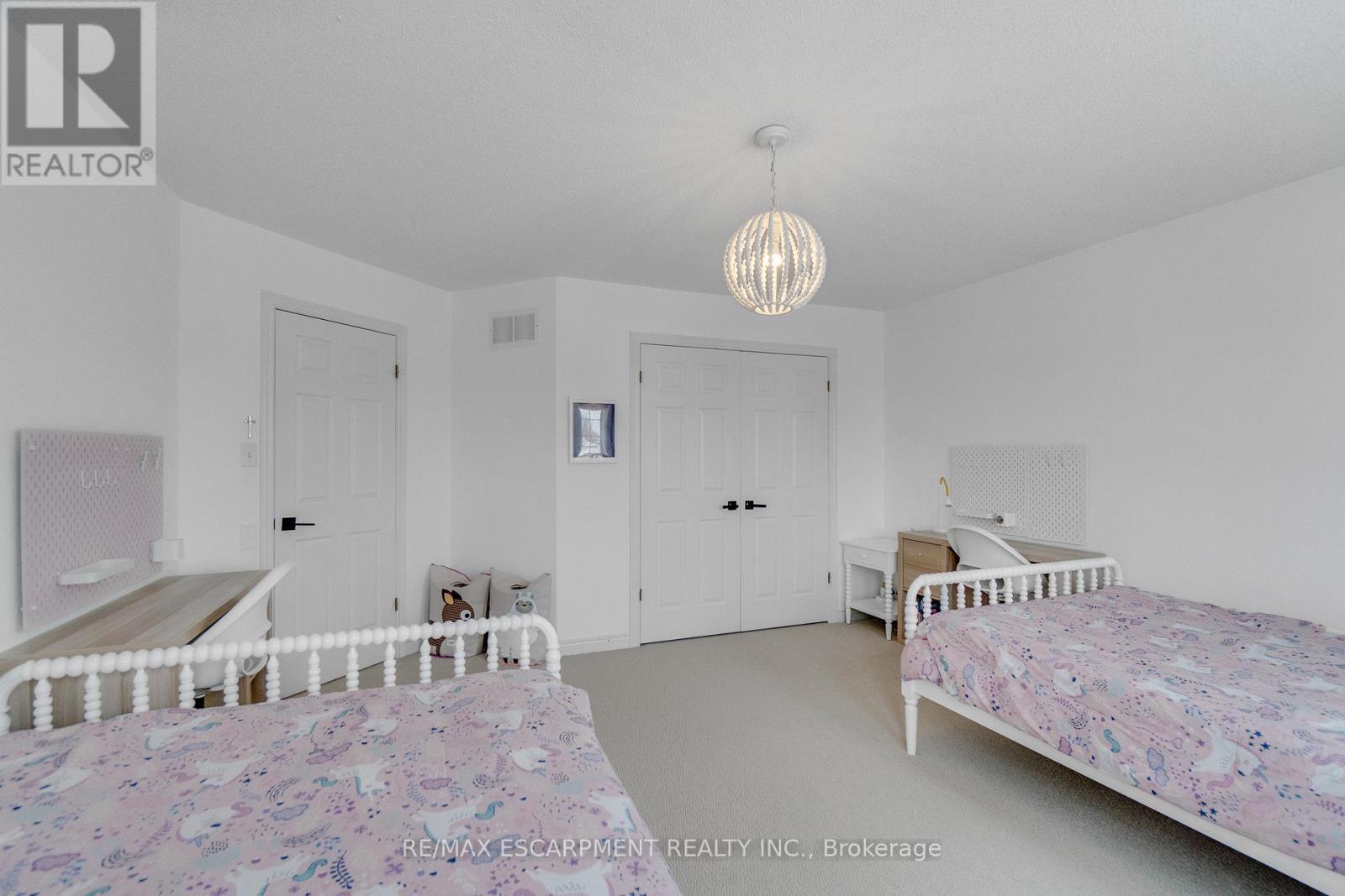 191 Hawkswood Trail, Hamilton, ON - Indoor Photo Showing Bedroom