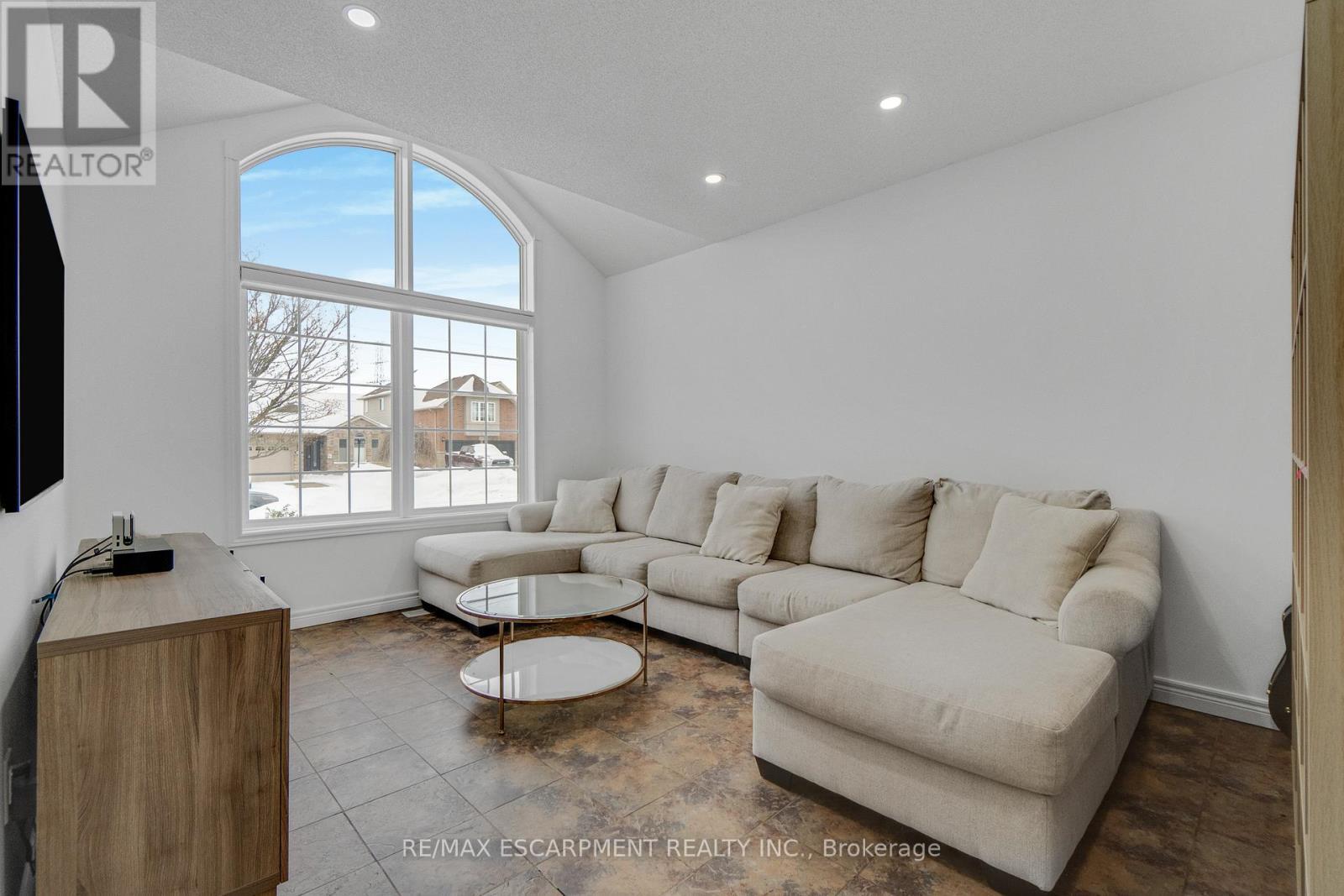 191 Hawkswood Trail, Hamilton, ON - Indoor Photo Showing Living Room