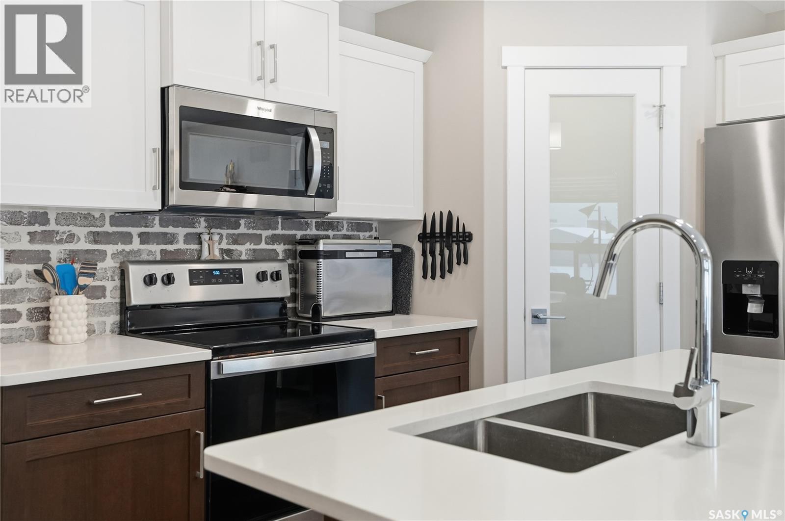 474 Schmeiser Bend, Saskatoon, SK - Indoor Photo Showing Kitchen With Double Sink With Upgraded Kitchen
