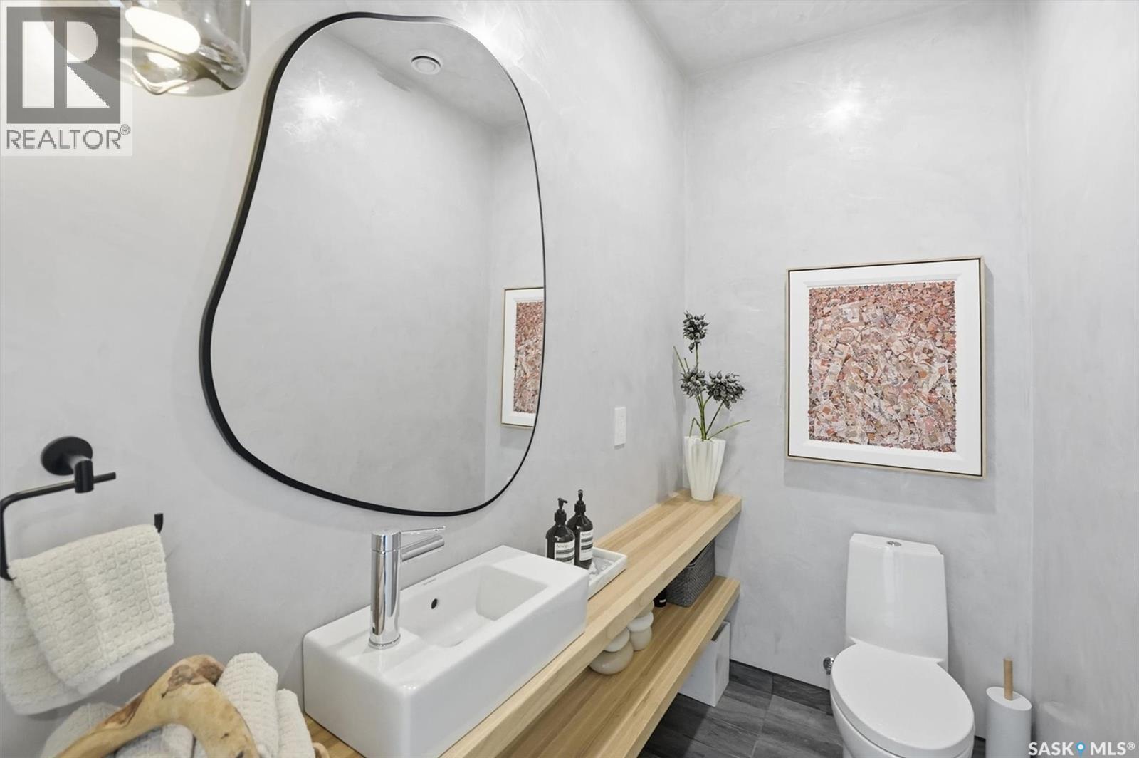 1301 11Th Street E, Saskatoon, SK - Indoor Photo Showing Bathroom