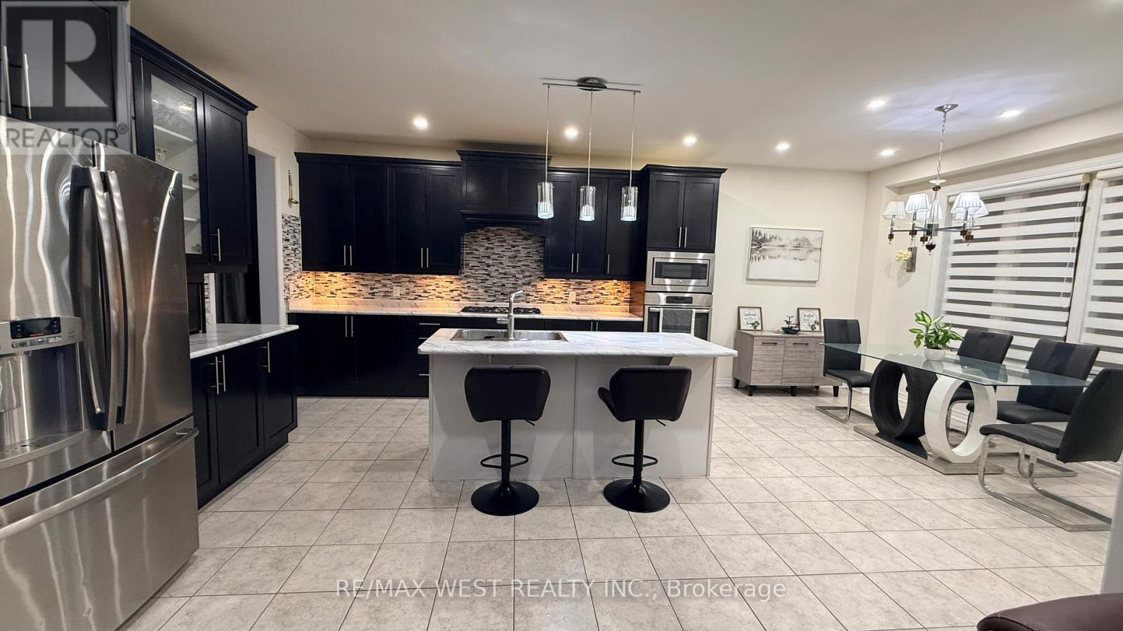 124 Johnson Drive, Shelburne, ON - Indoor Photo Showing Kitchen With Double Sink With Upgraded Kitchen