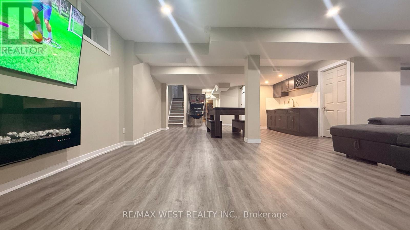 124 Johnson Drive, Shelburne, ON - Indoor With Fireplace