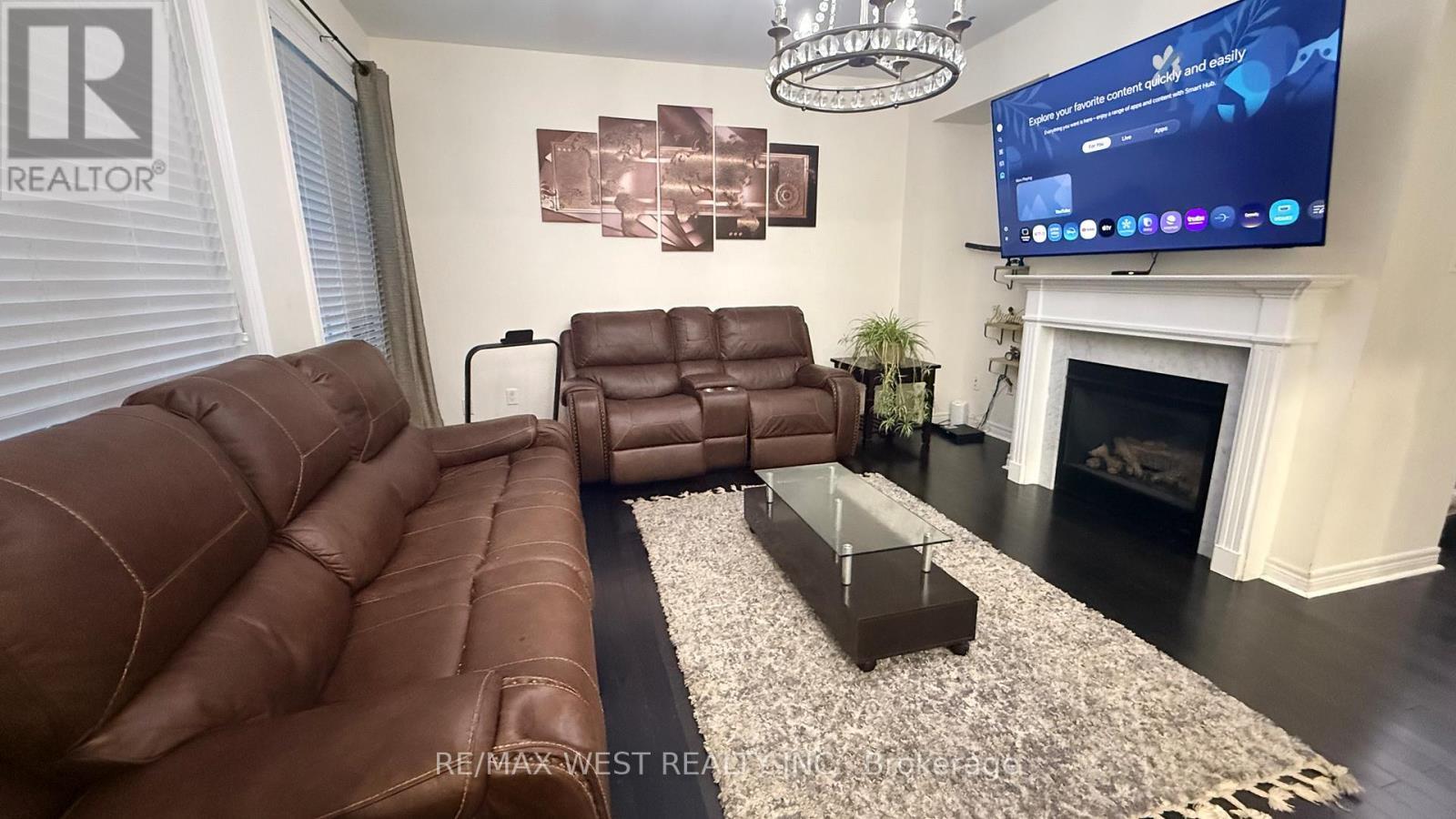 124 Johnson Drive, Shelburne, ON - Indoor Photo Showing Living Room With Fireplace