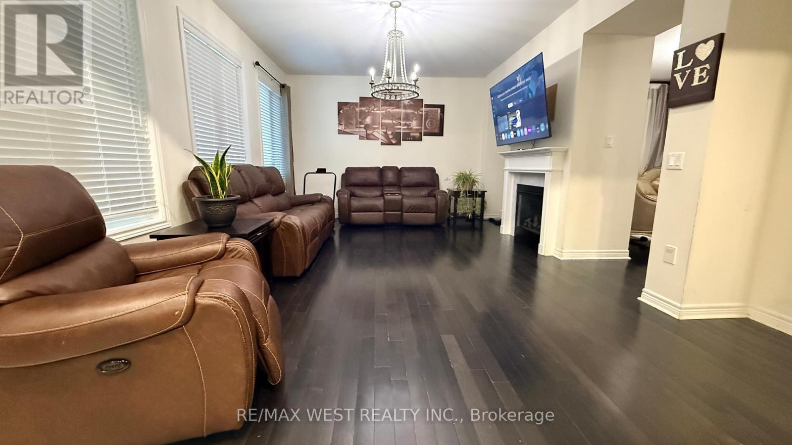 124 Johnson Drive, Shelburne, ON - Indoor Photo Showing Living Room With Fireplace