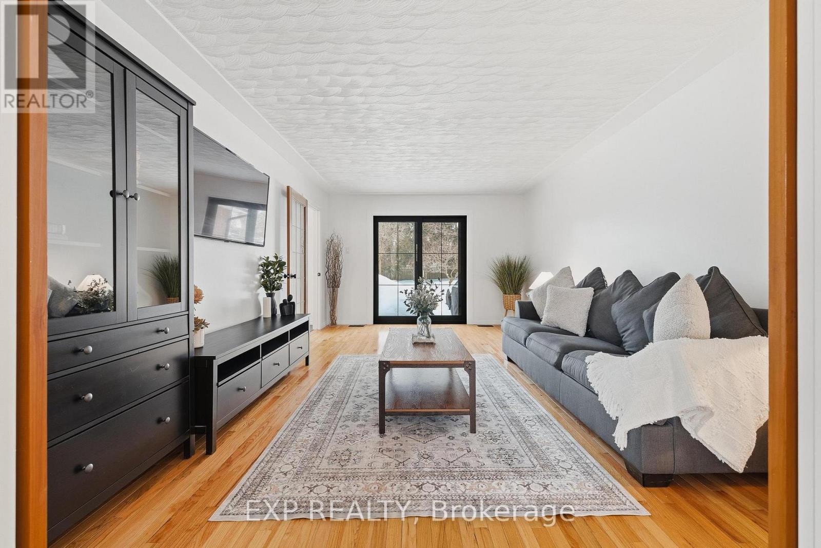 523 Forest Hill Drive, Kitchener, ON - Indoor Photo Showing Living Room