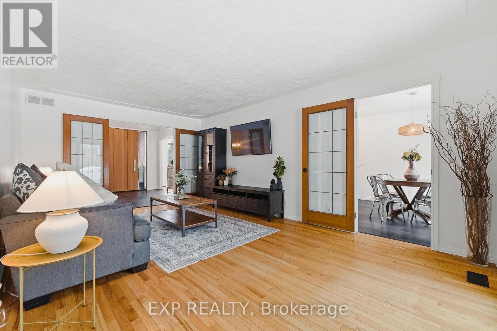 523 Forest Hill Drive, Kitchener, ON - Indoor Photo Showing Living Room