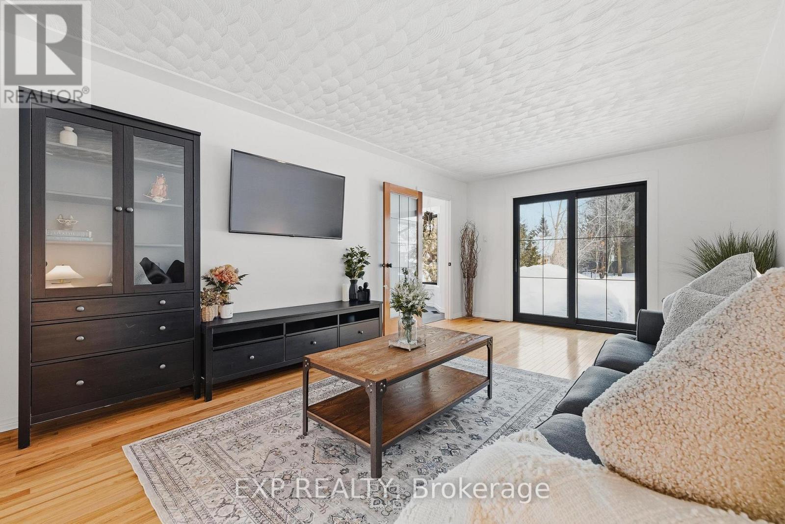 523 Forest Hill Drive, Kitchener, ON - Indoor Photo Showing Living Room