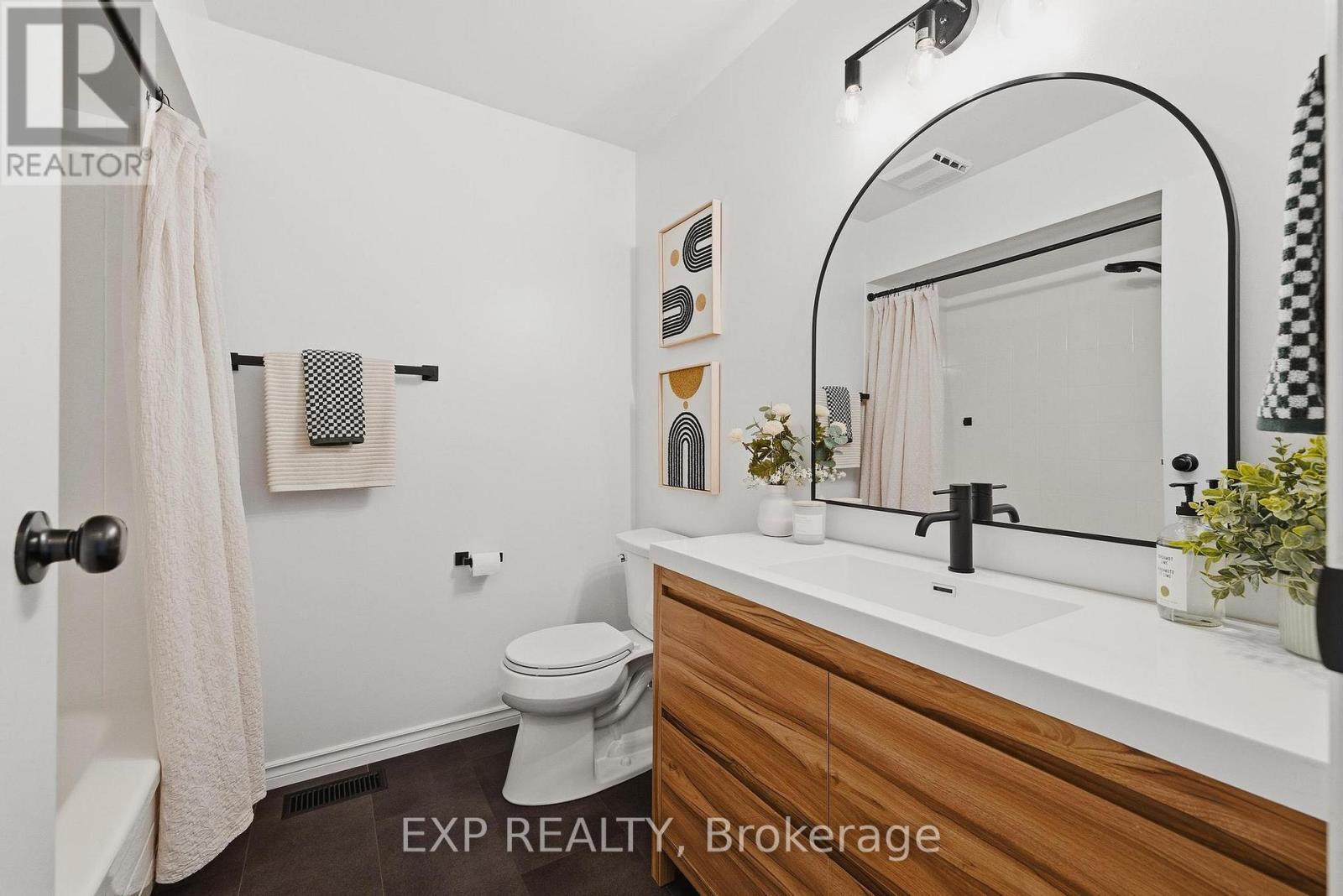523 Forest Hill Drive, Kitchener, ON - Indoor Photo Showing Bathroom