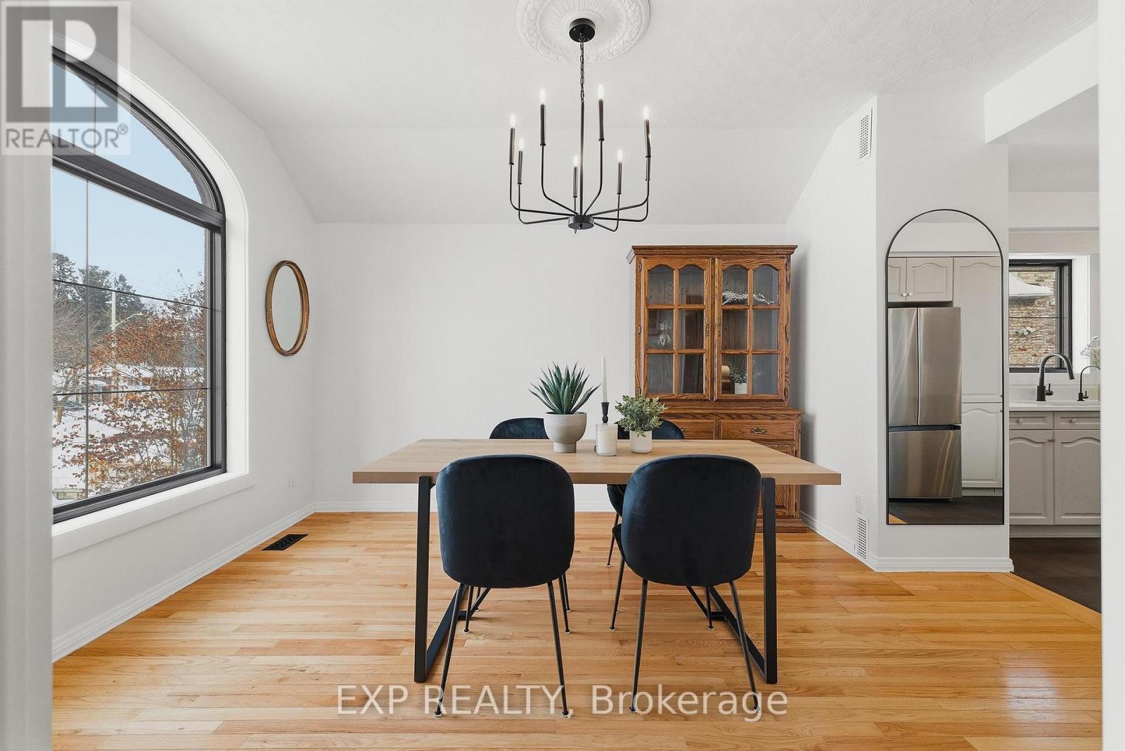 523 Forest Hill Drive, Kitchener, ON - Indoor Photo Showing Dining Room