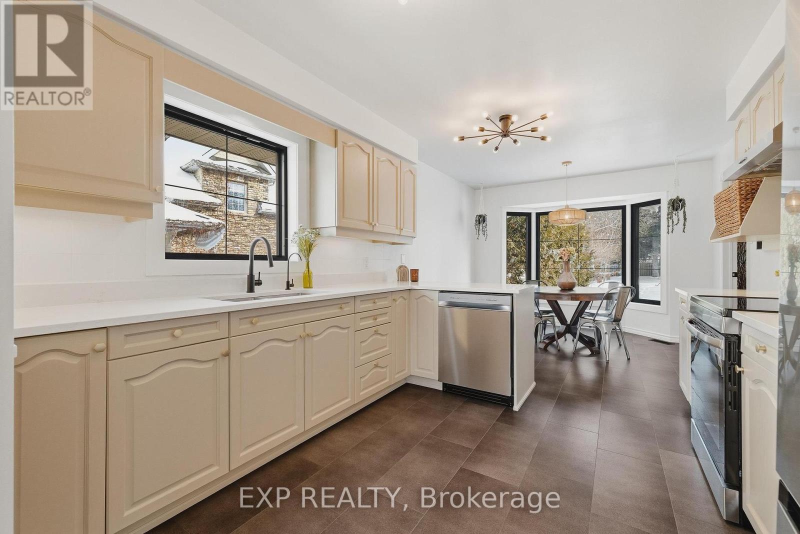 523 Forest Hill Drive, Kitchener, ON - Indoor Photo Showing Kitchen
