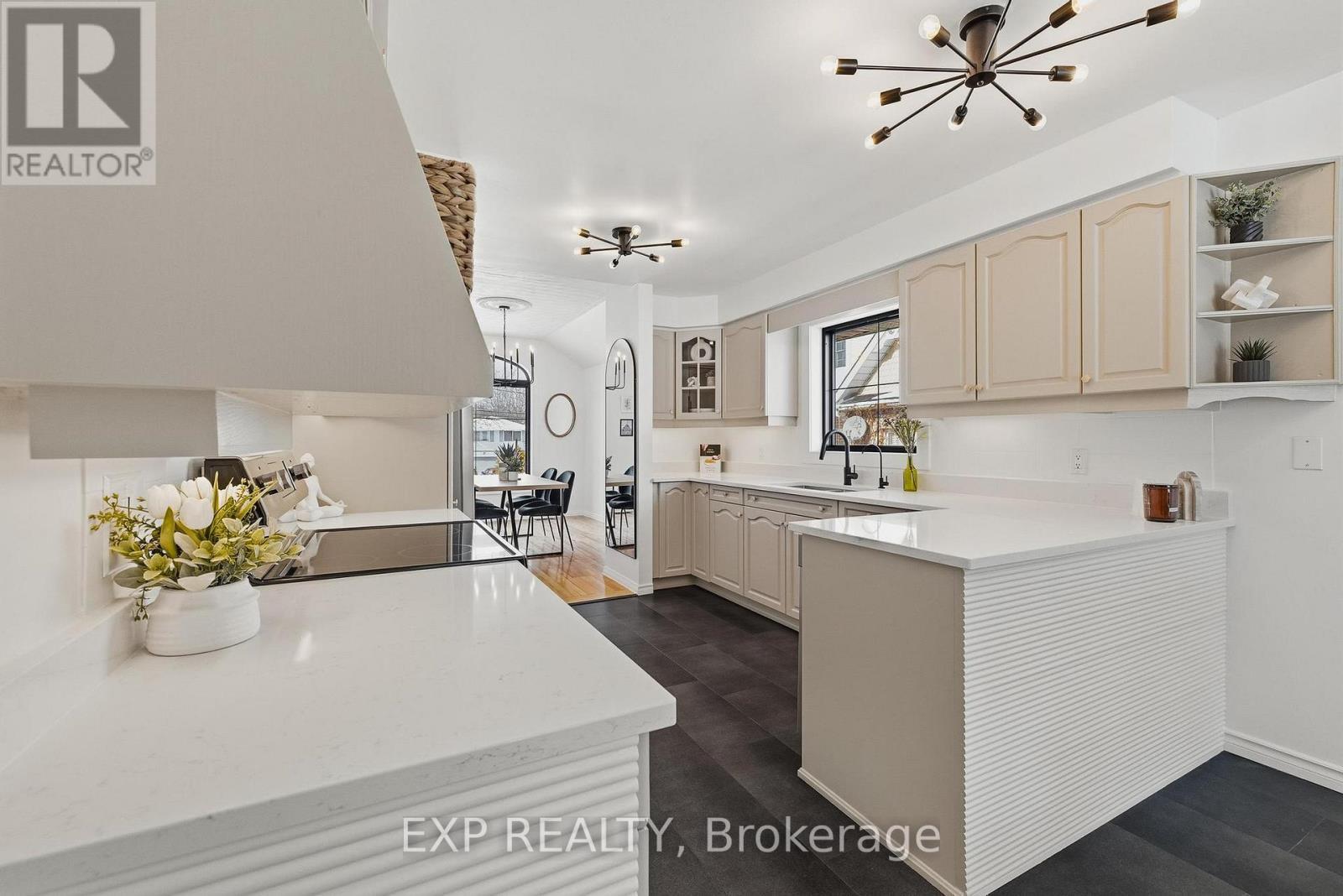 523 Forest Hill Drive, Kitchener, ON - Indoor Photo Showing Kitchen