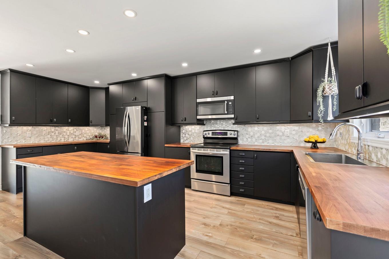 Cuisine - 2890 Rue Sherbrooke, Montréal (Lachine), QC - Indoor Photo Showing Kitchen With Upgraded Kitchen