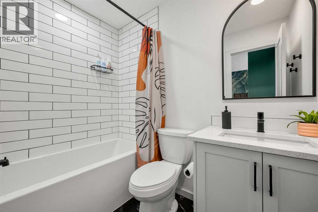 161 Lavender Manor Se, Calgary, AB - Indoor Photo Showing Bathroom