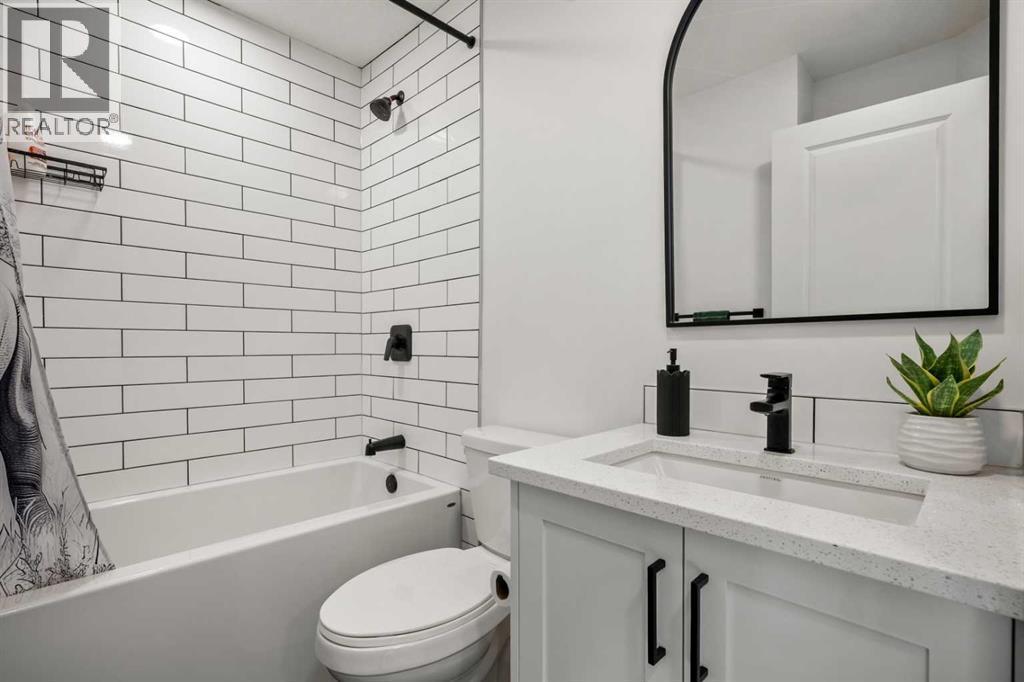 161 Lavender Manor Se, Calgary, AB - Indoor Photo Showing Bathroom
