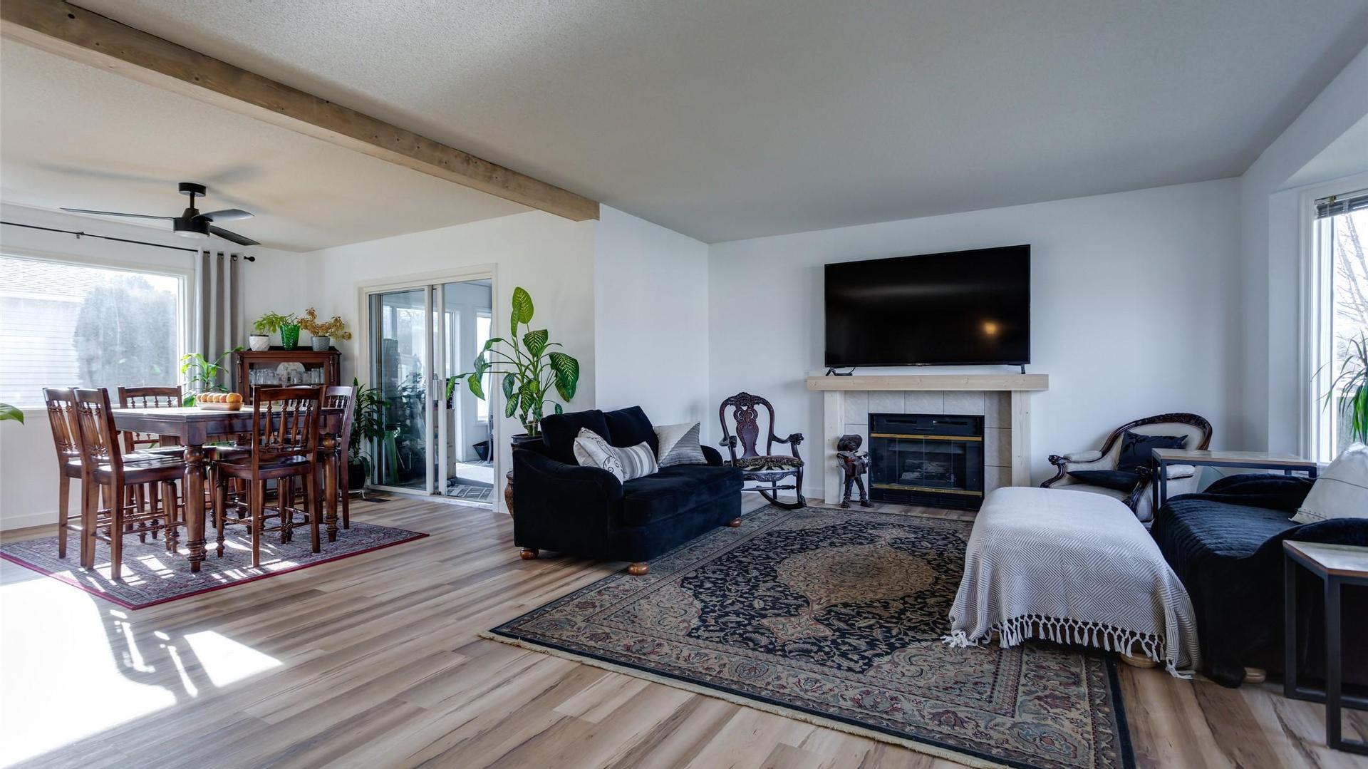 527-1255 Raymer Avenue, Kelowna, BC - Indoor Photo Showing Living Room With Fireplace