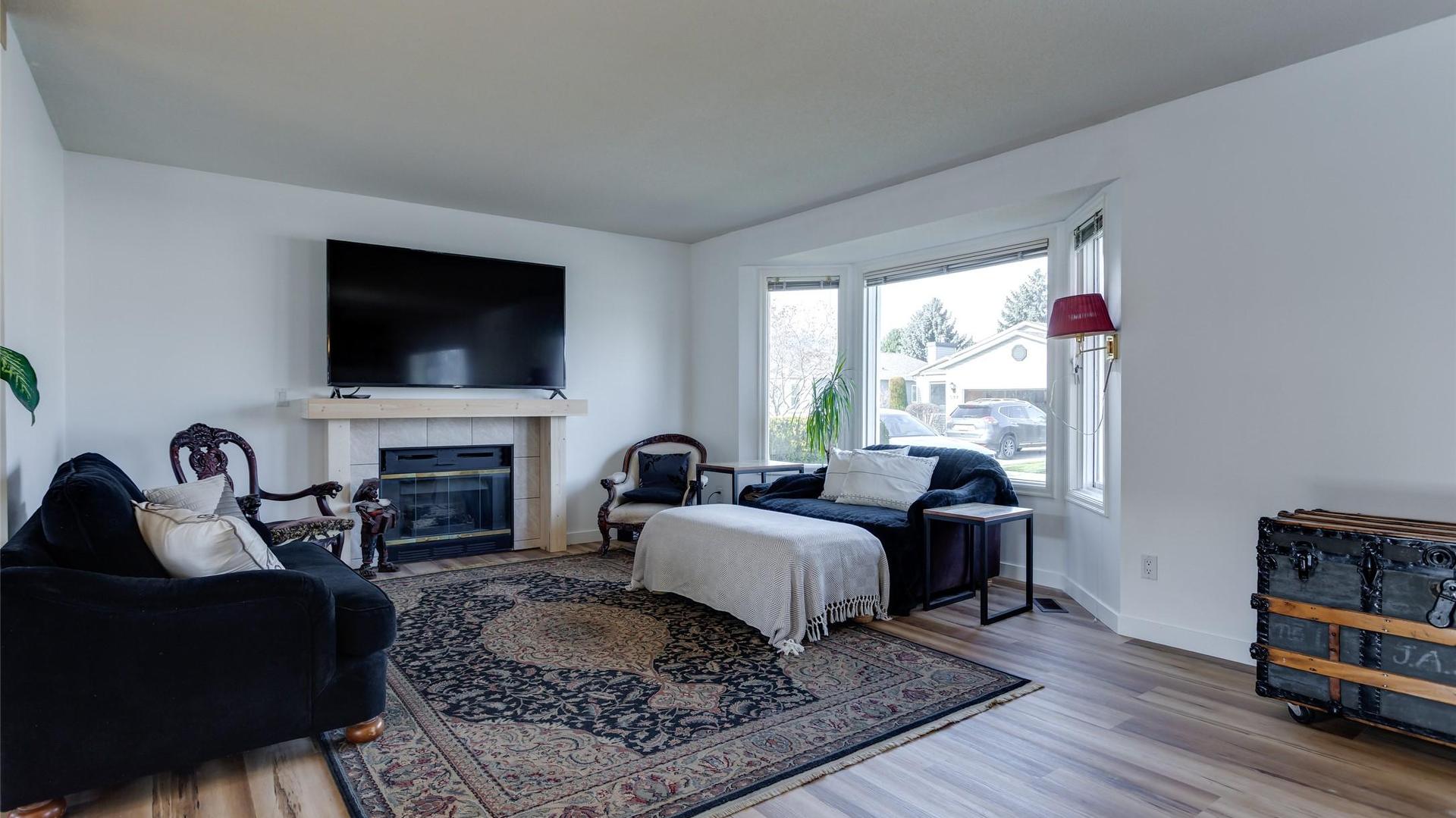 527-1255 Raymer Avenue, Kelowna, BC - Indoor Photo Showing Living Room With Fireplace